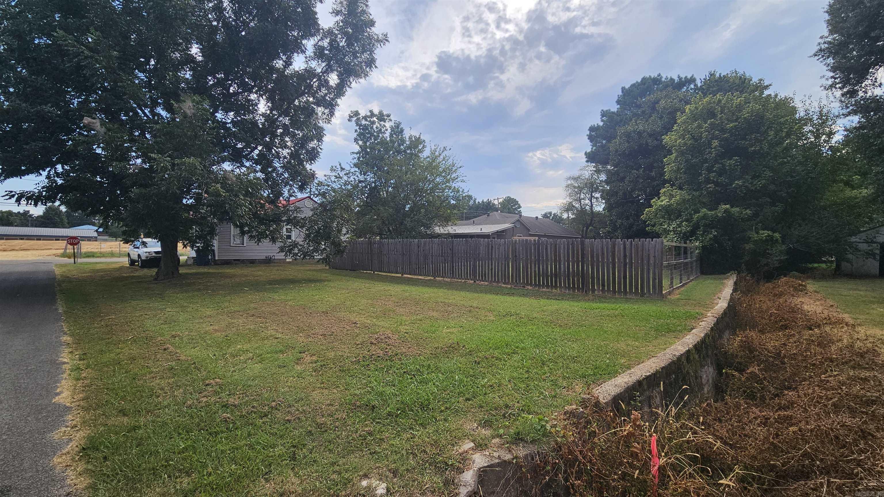 802 W 3rd St Property Photo 2