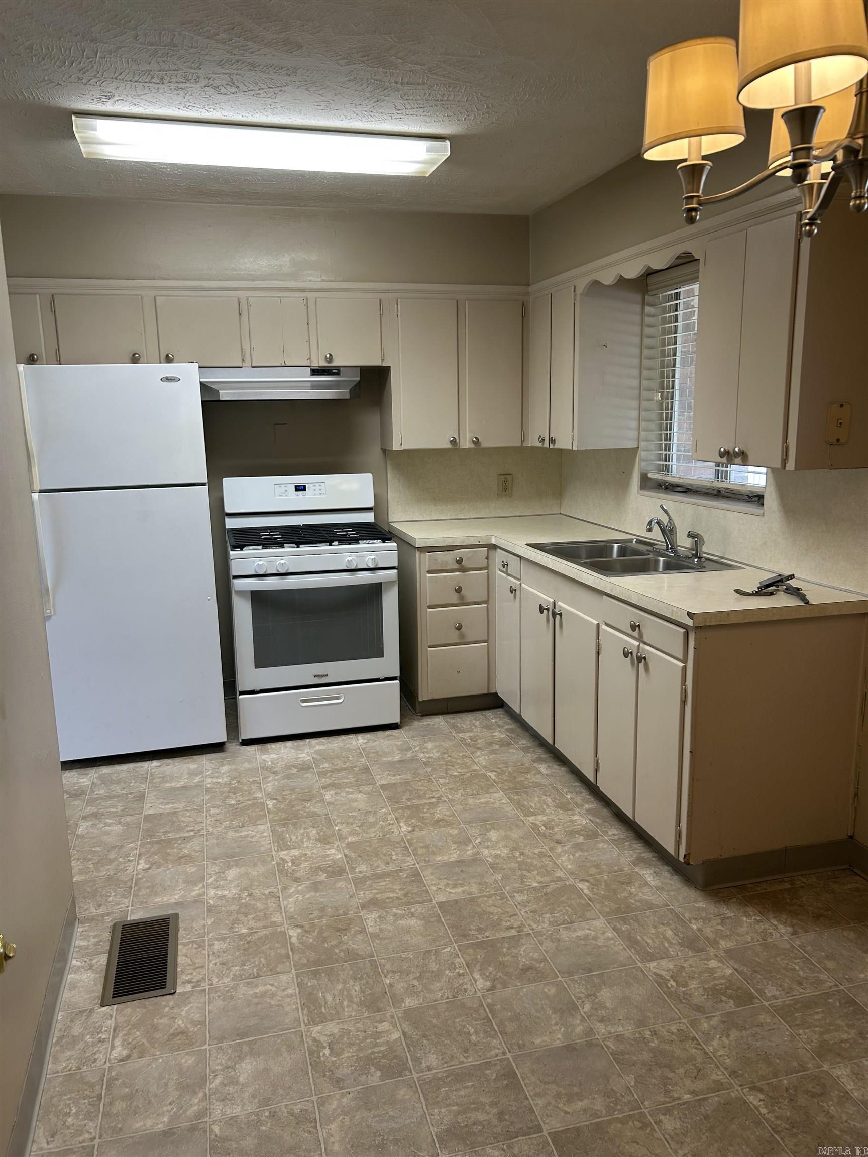 39 Broadmoor Dr Property Photo 5