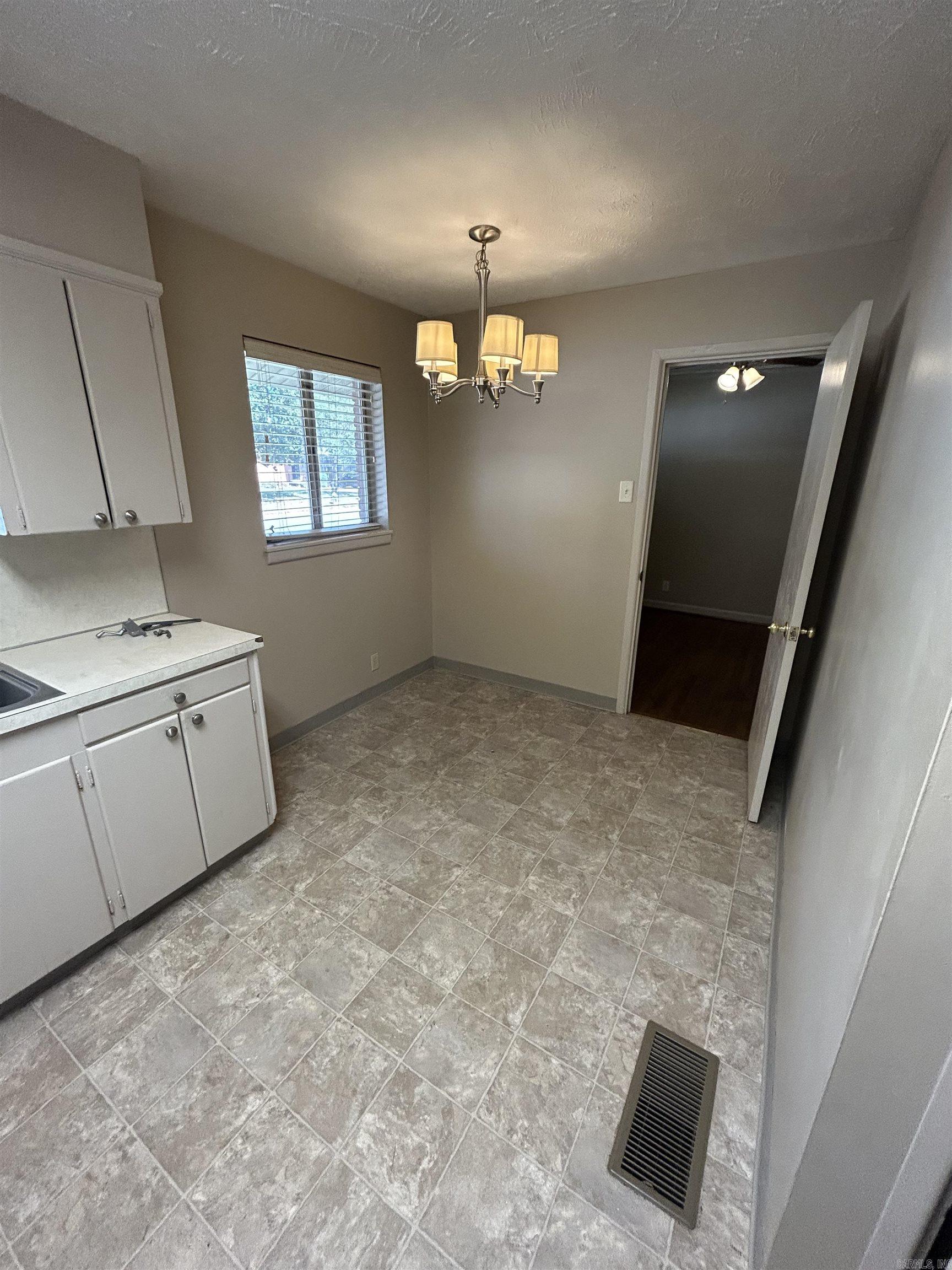 39 Broadmoor Dr Property Photo 6