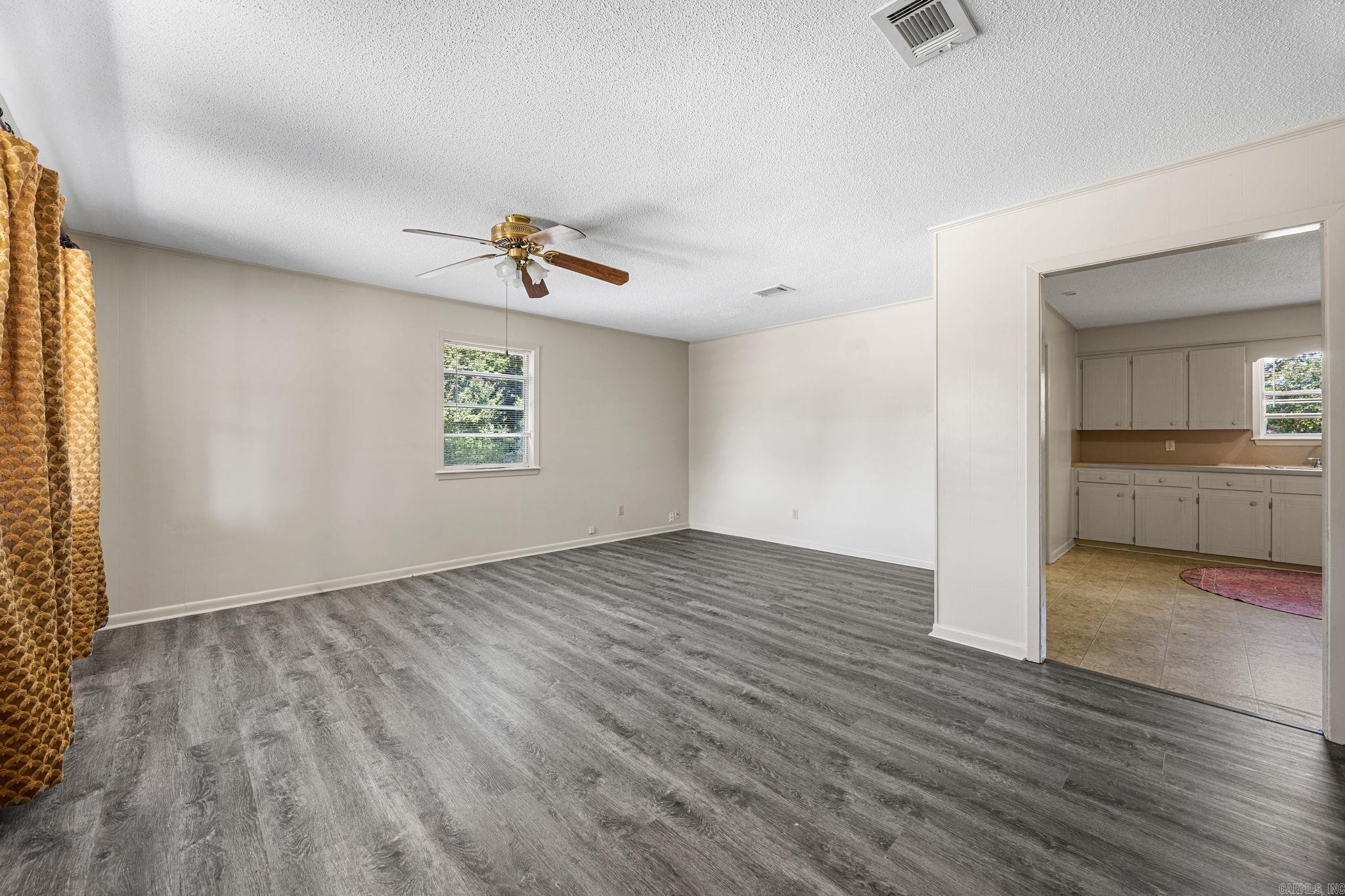 211 S Polk Street Property Photo 7