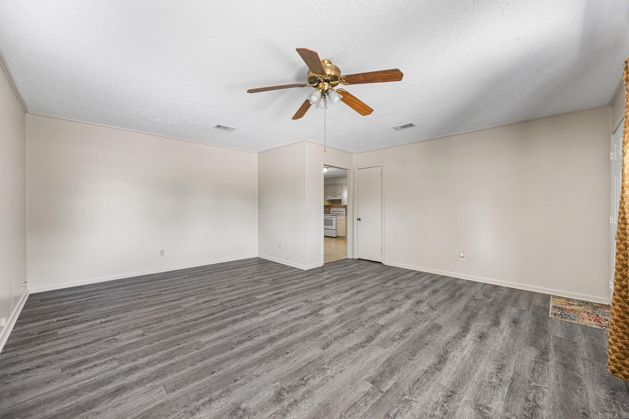 211 S Polk Street Property Photo 8