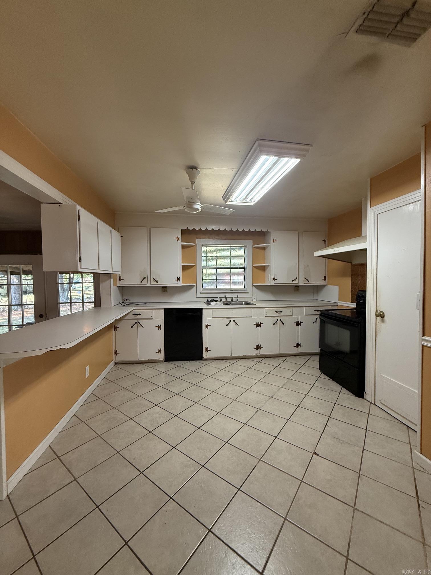 907 N Cherry St Property Photo 4