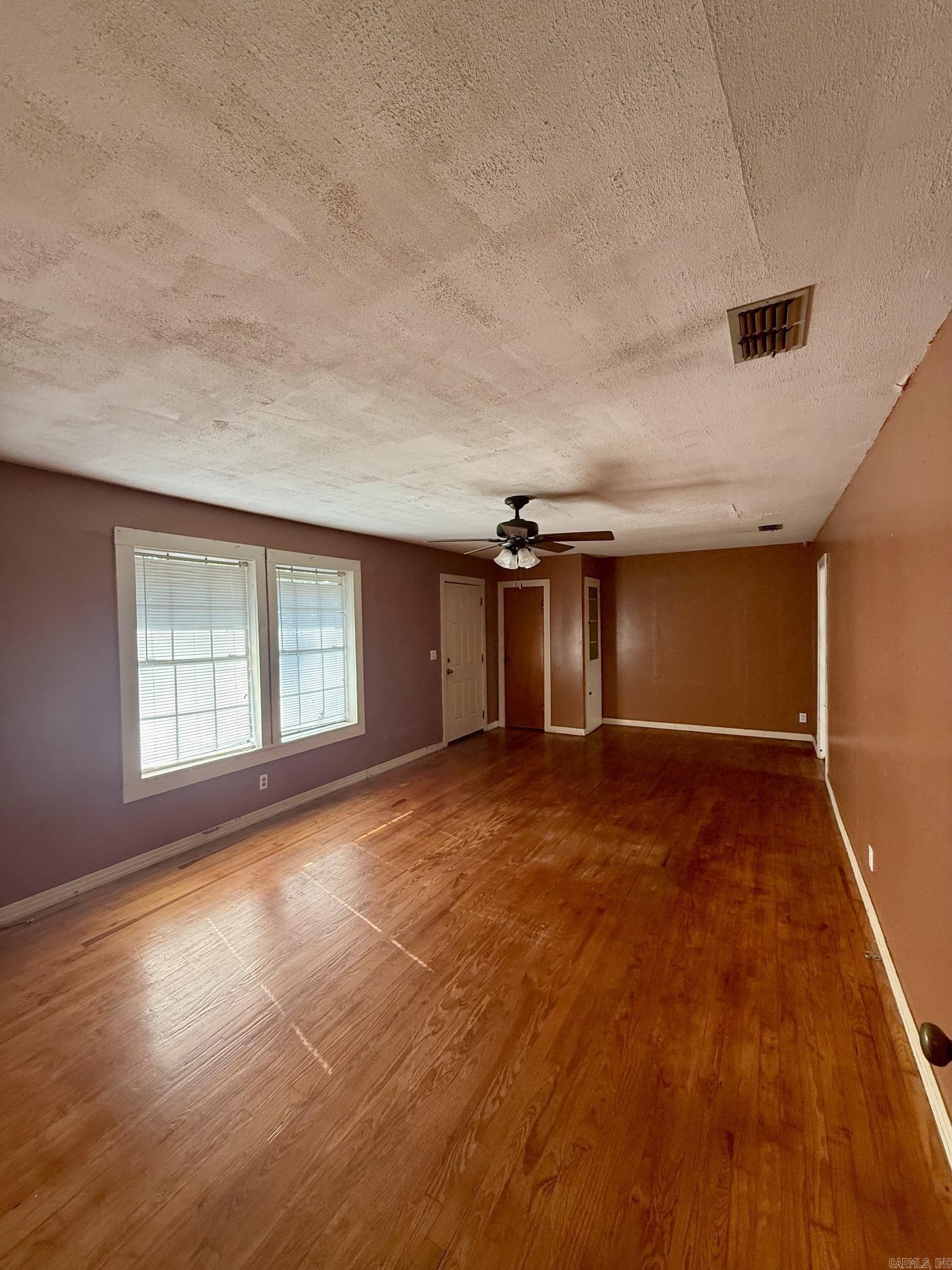 907 N Cherry St Property Photo 5