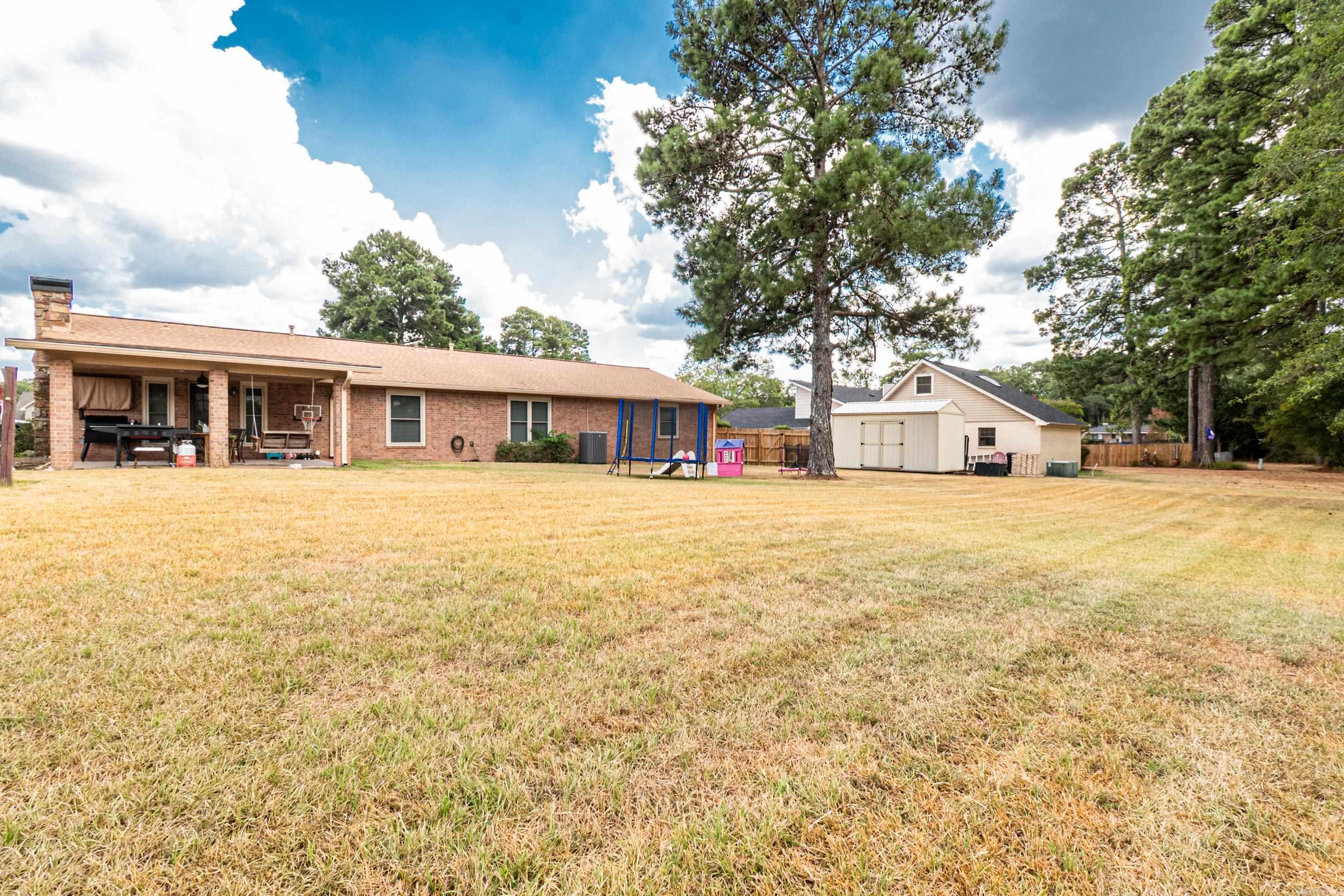 712 Woodview Dr Property Photo 3