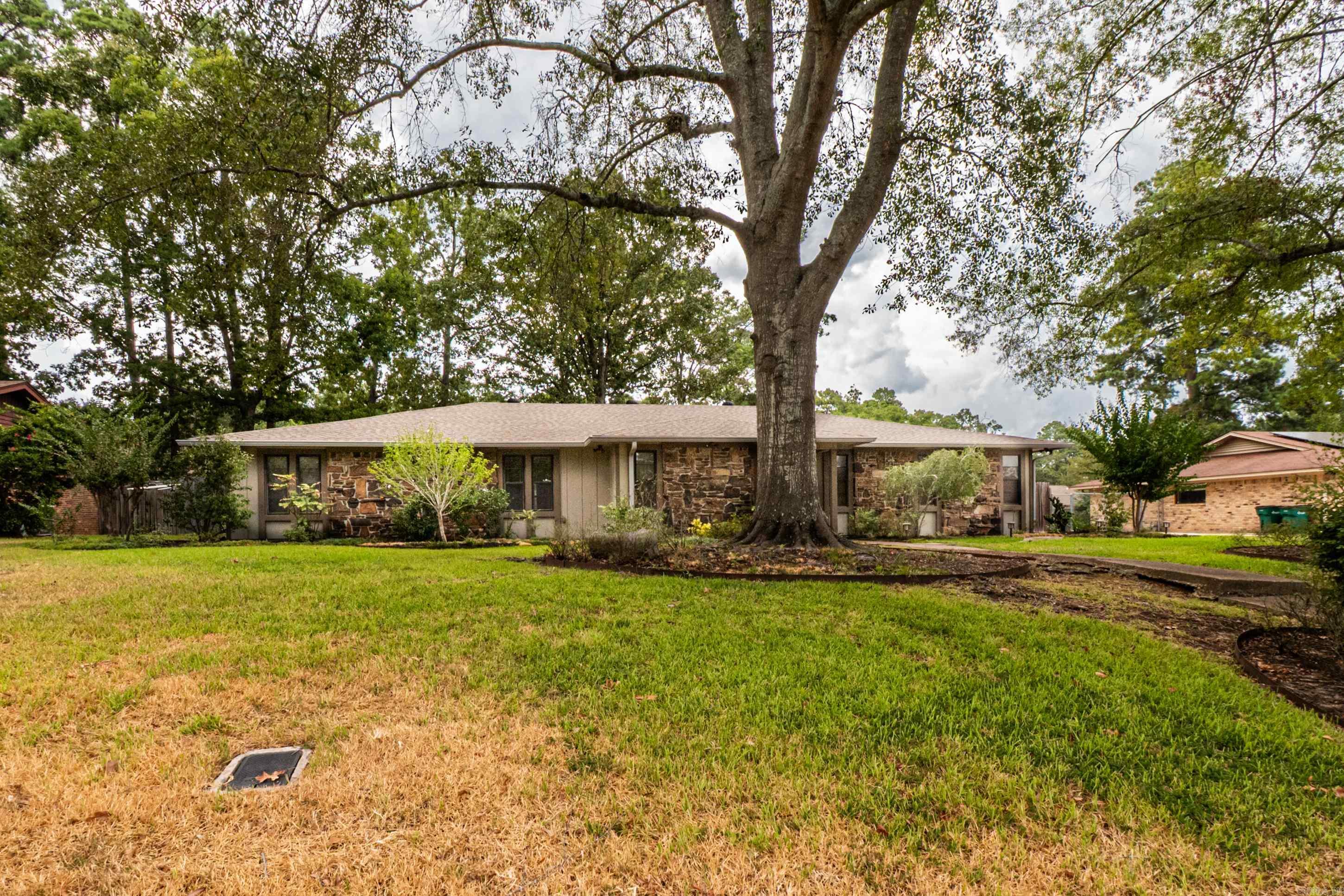 2312 W Elm St Property Photo 1