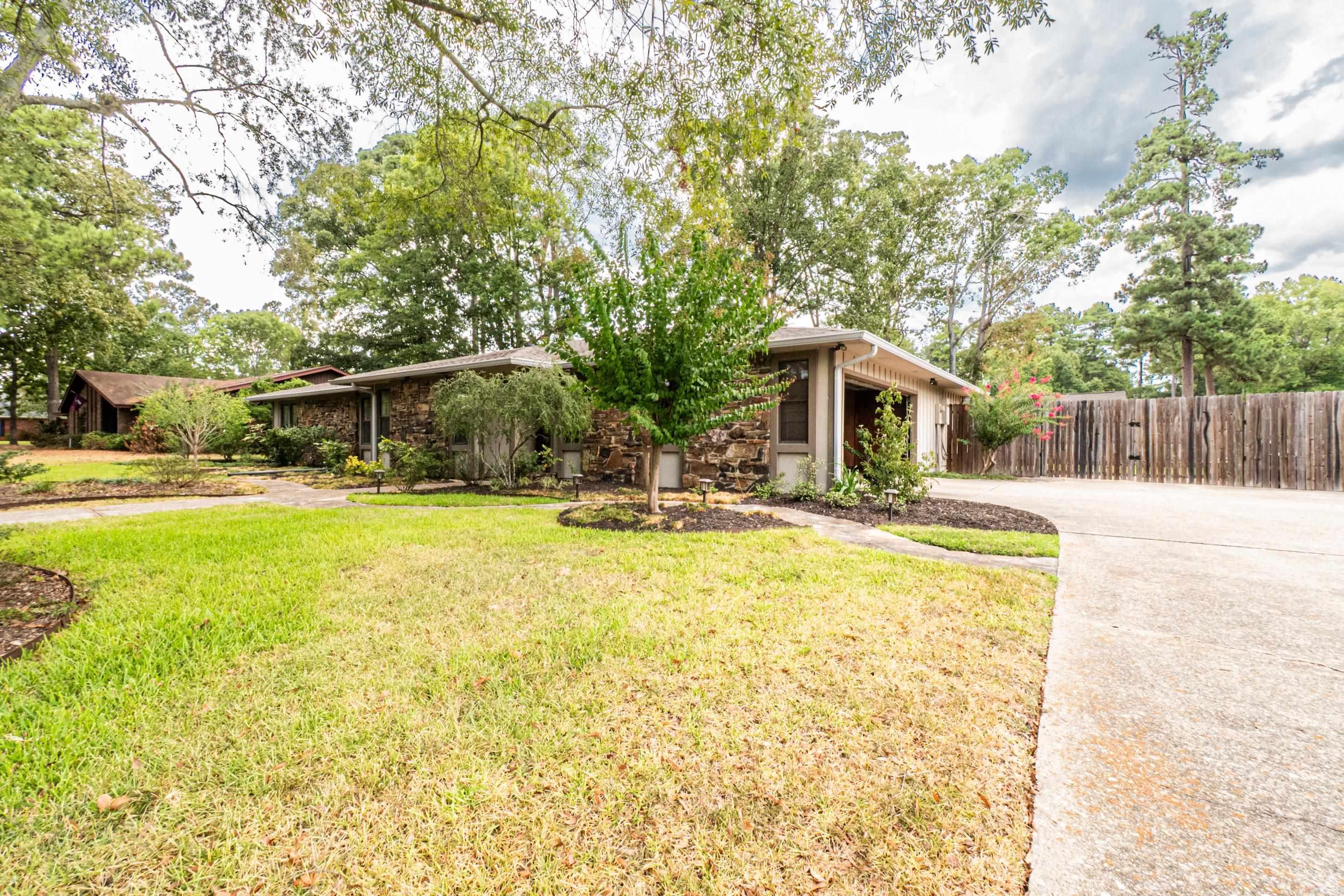 2312 W Elm St Property Photo 4