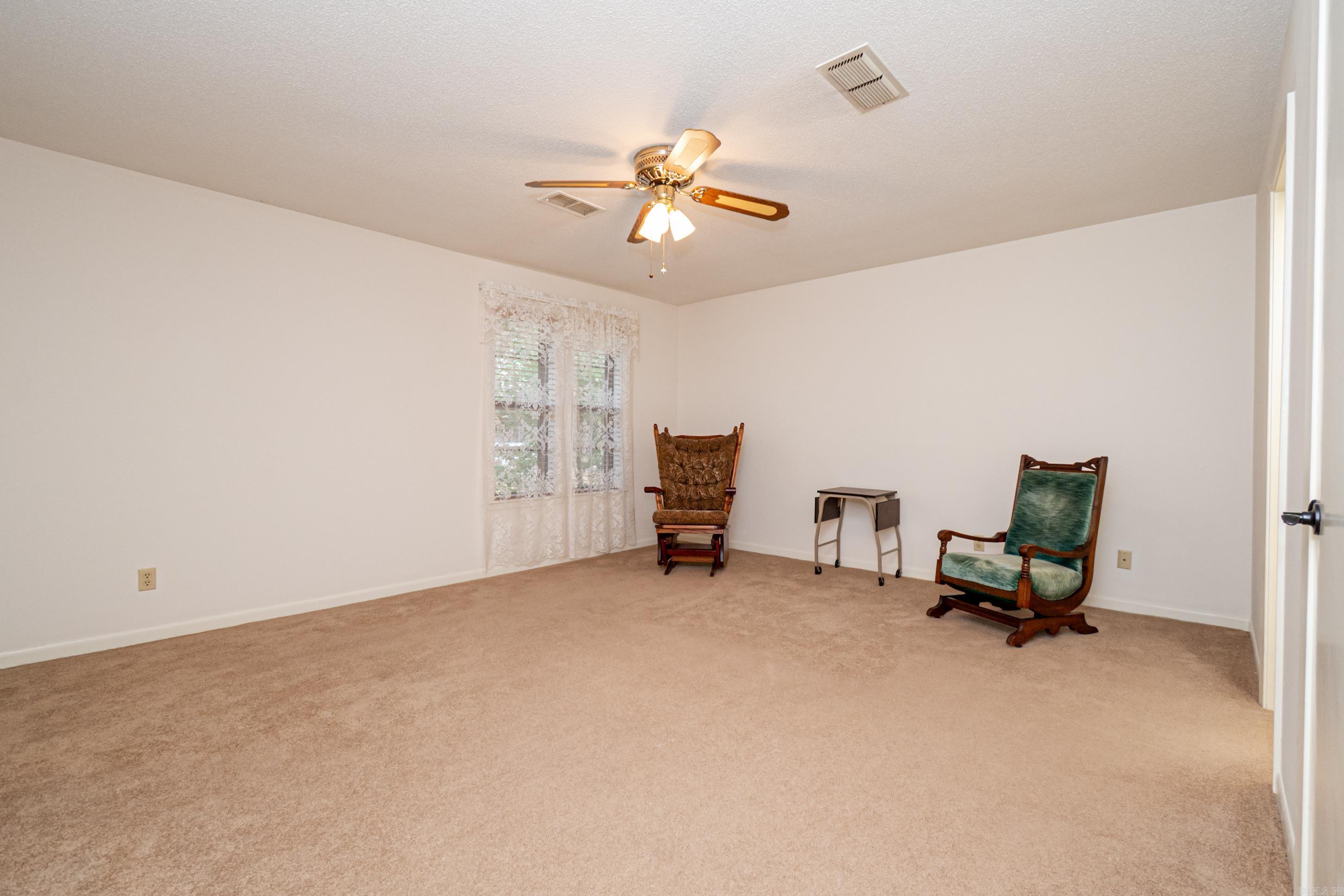 2312 W Elm St Property Photo 14