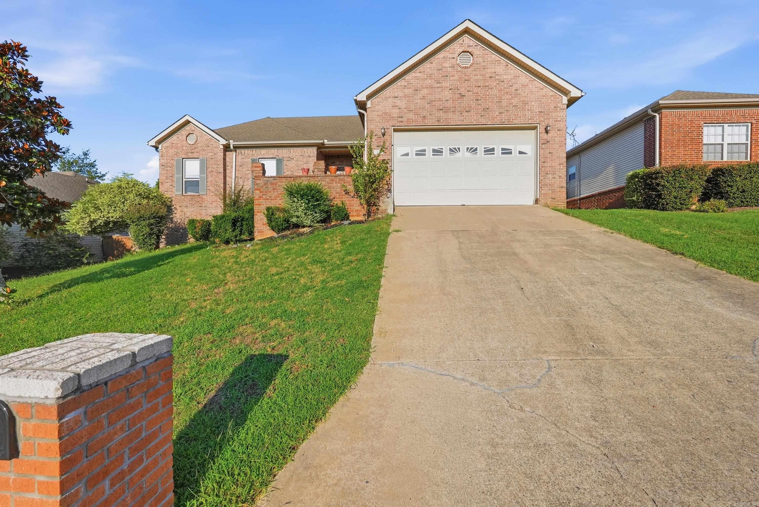 102 Ridgecrest Square Property Photo 1
