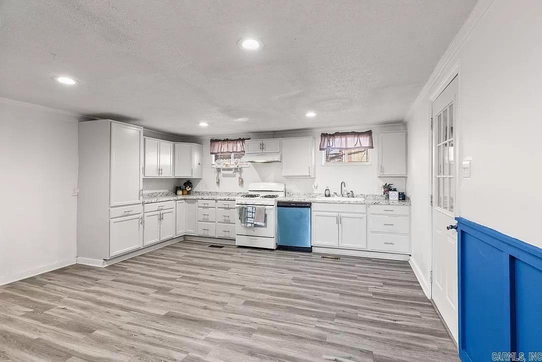 909 W 54th St Street Property Photo 6
