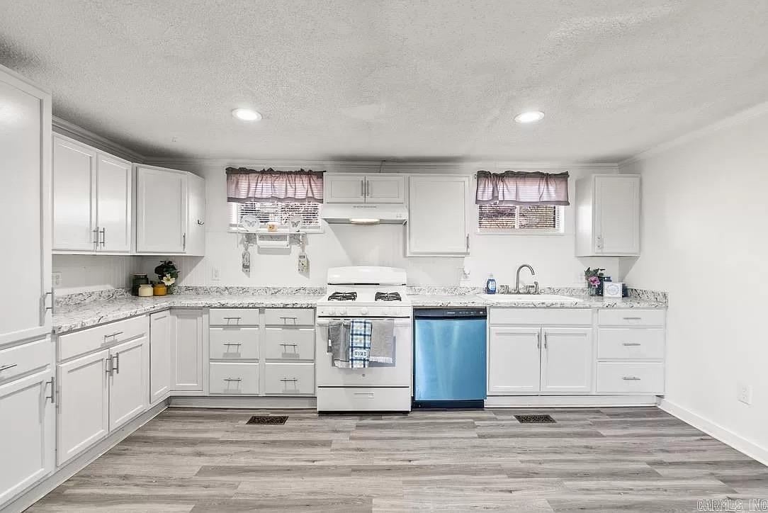 909 W 54th St Street Property Photo 10