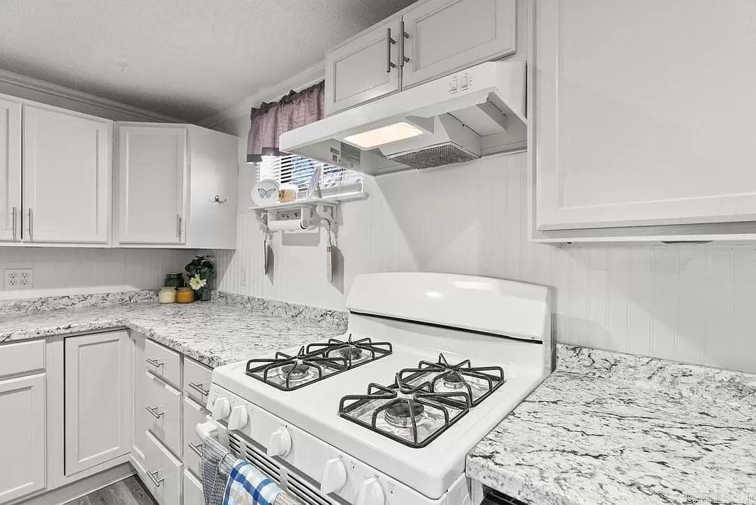 909 W 54th St Street Property Photo 11