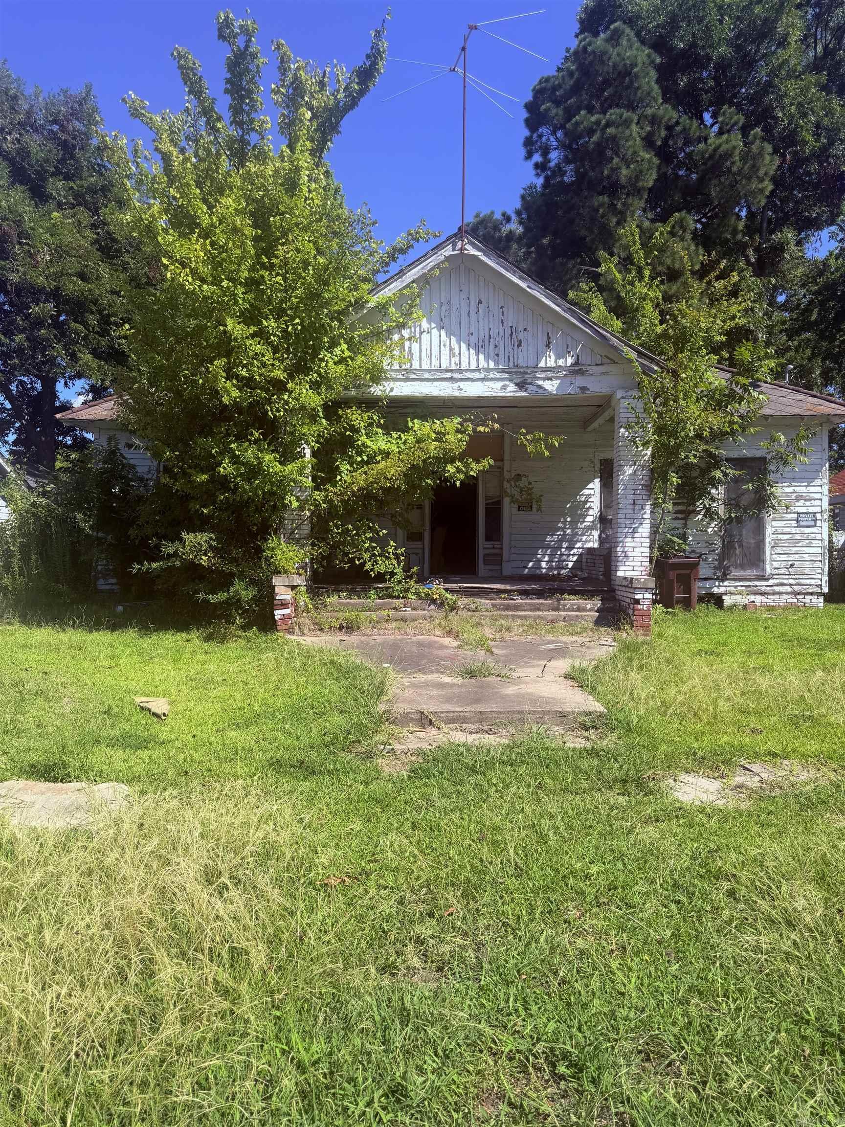 815 W 2nd Property Photo 1