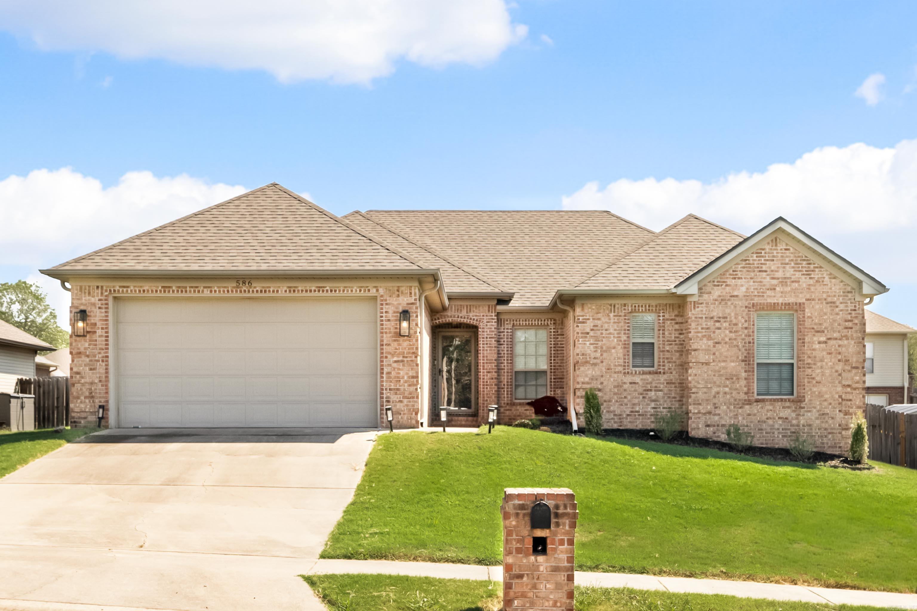 586 Crepe Myrtle Property Photo 1