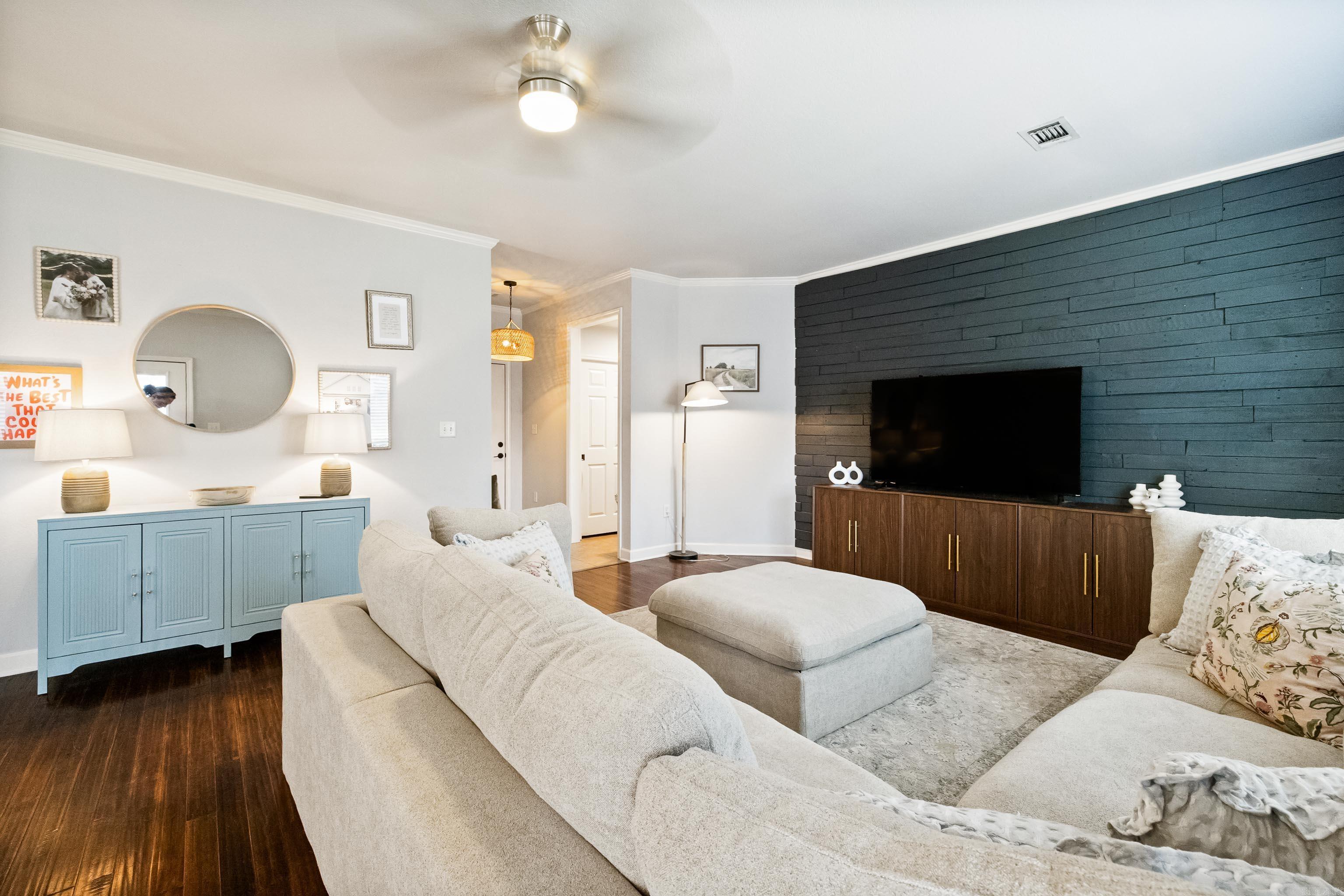 586 Crepe Myrtle Property Photo 8