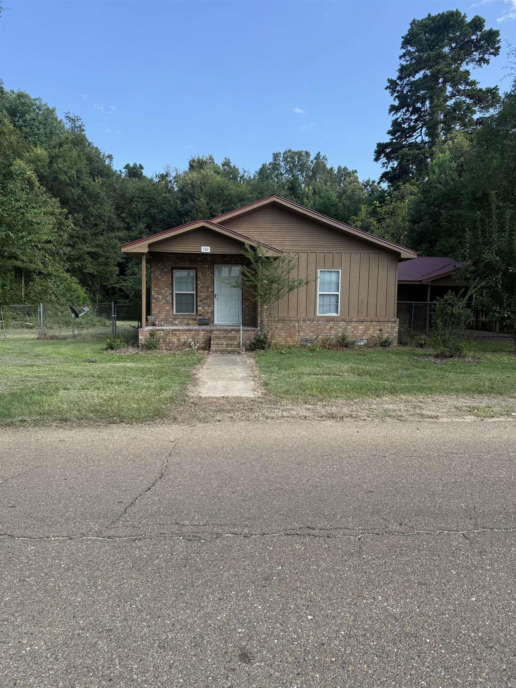 701 W 6 Property Photo 1