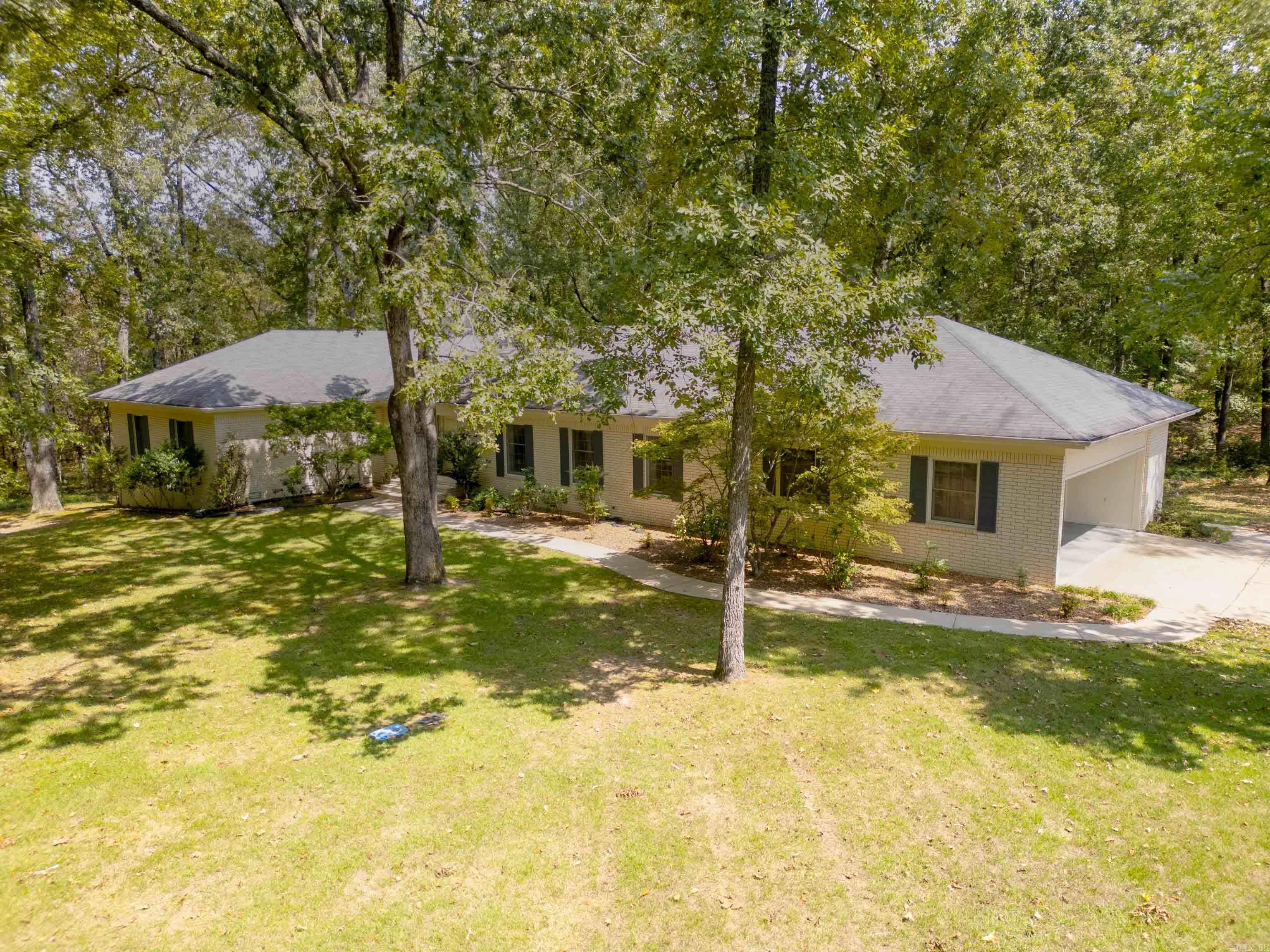 1104 Wildwood Ln. Property Photo 2