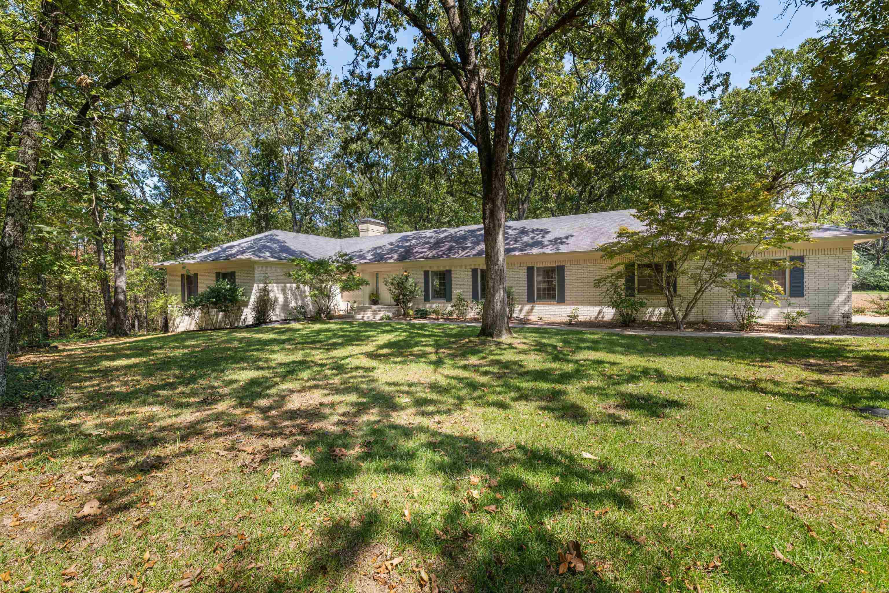 1104 Wildwood Ln. Property Photo 3