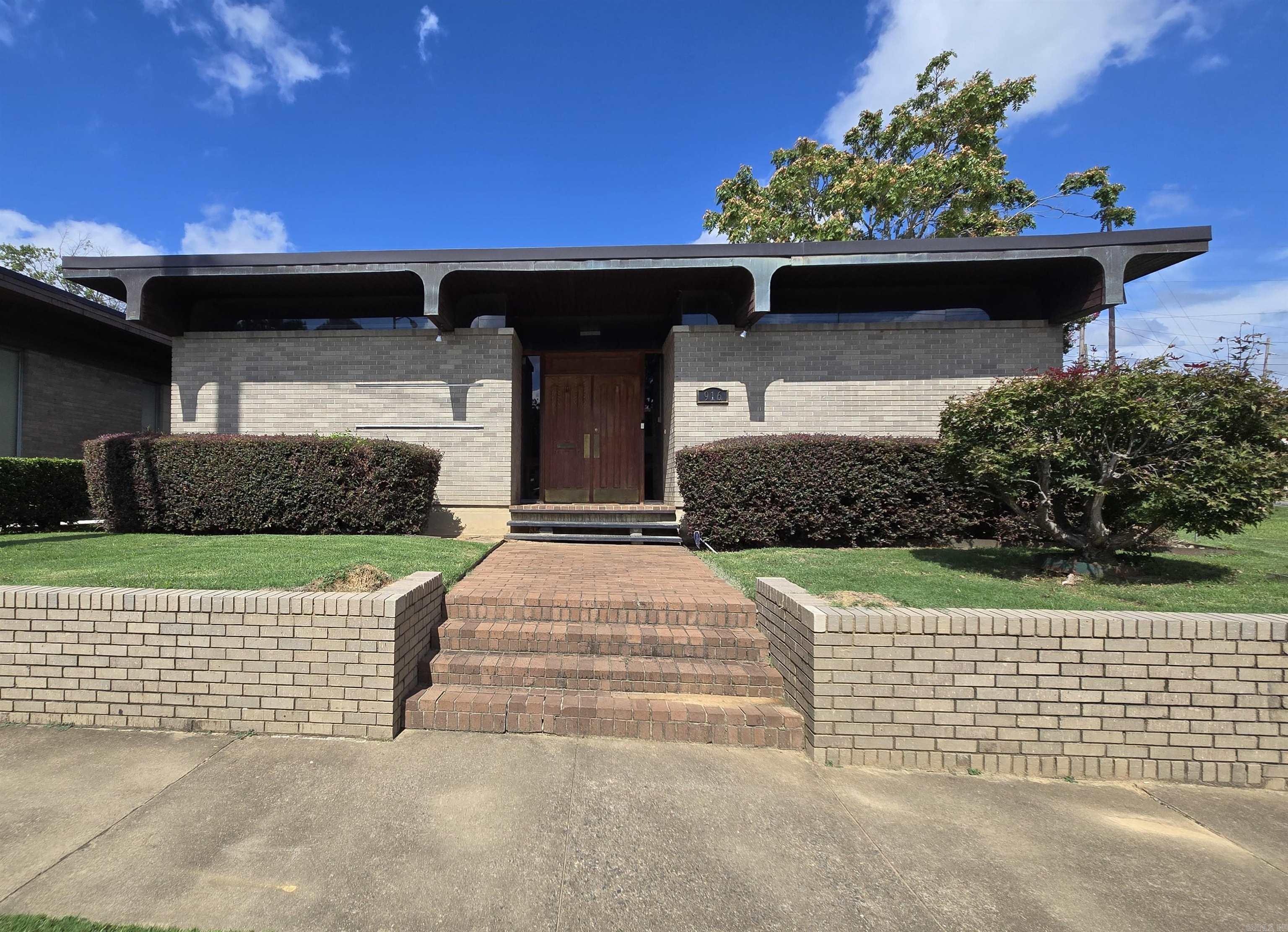 916 Garland Street Property Photo 1