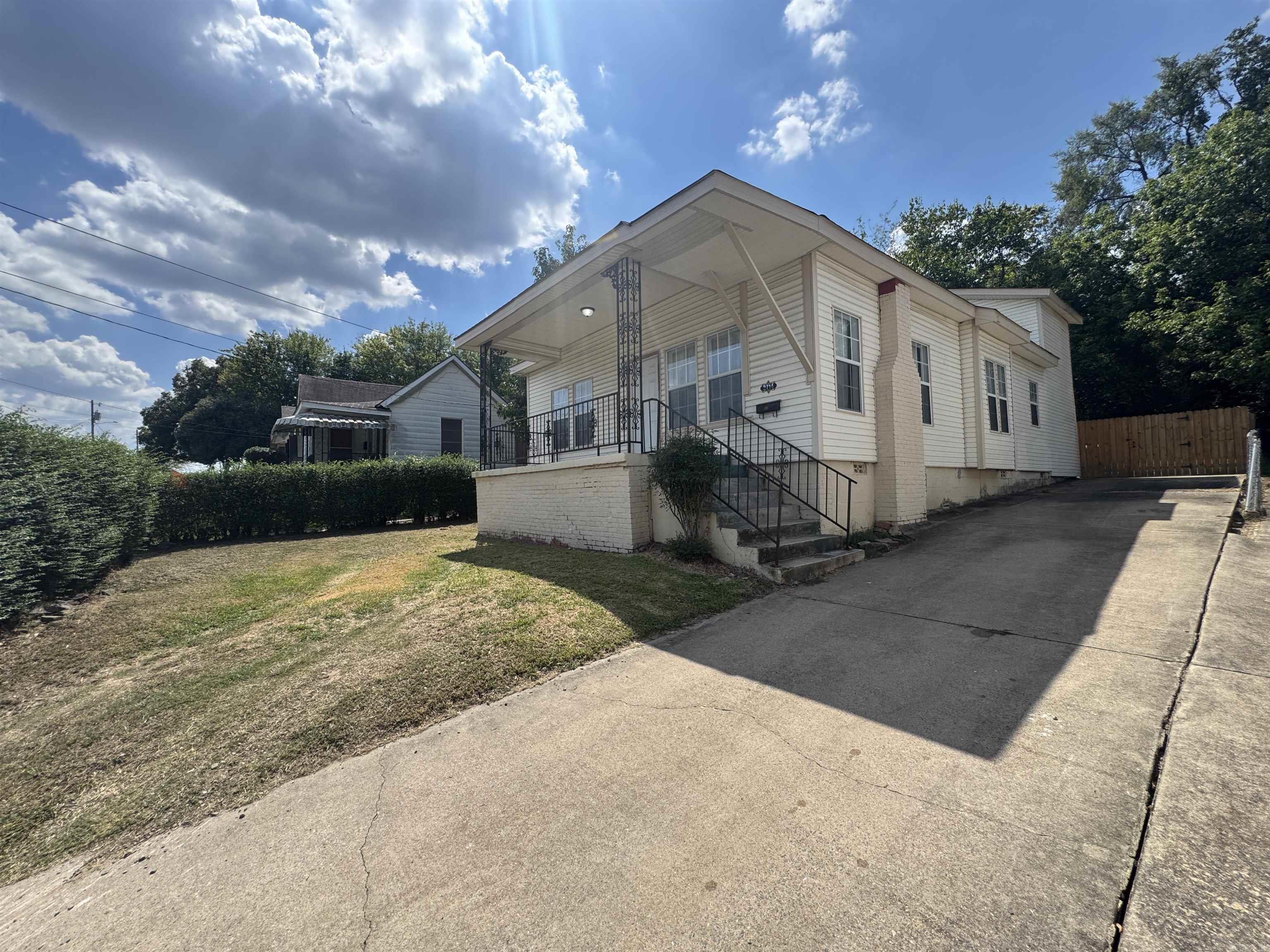 2714 S Spring Street Property Photo 1
