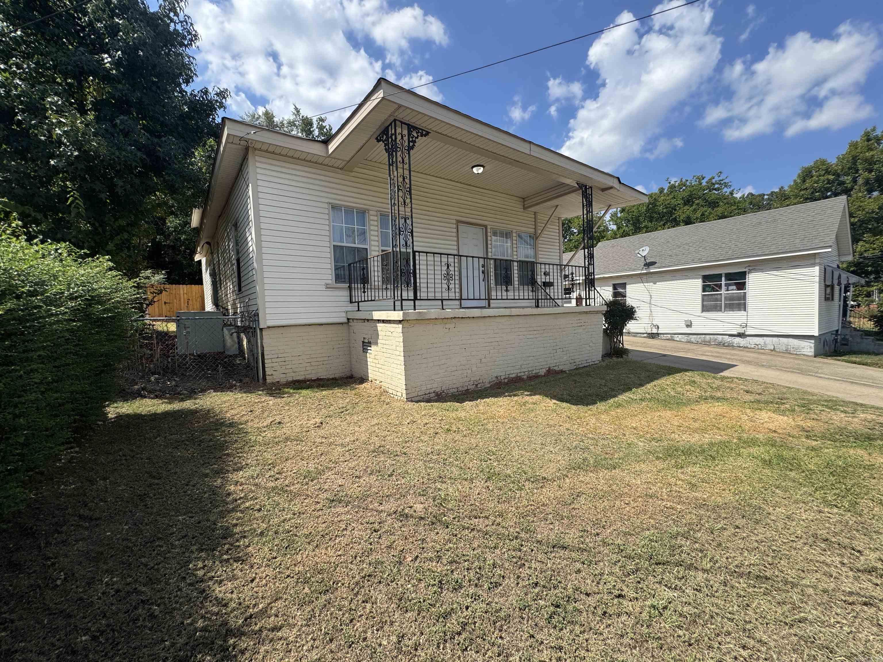 2714 S Spring Street Property Photo 2