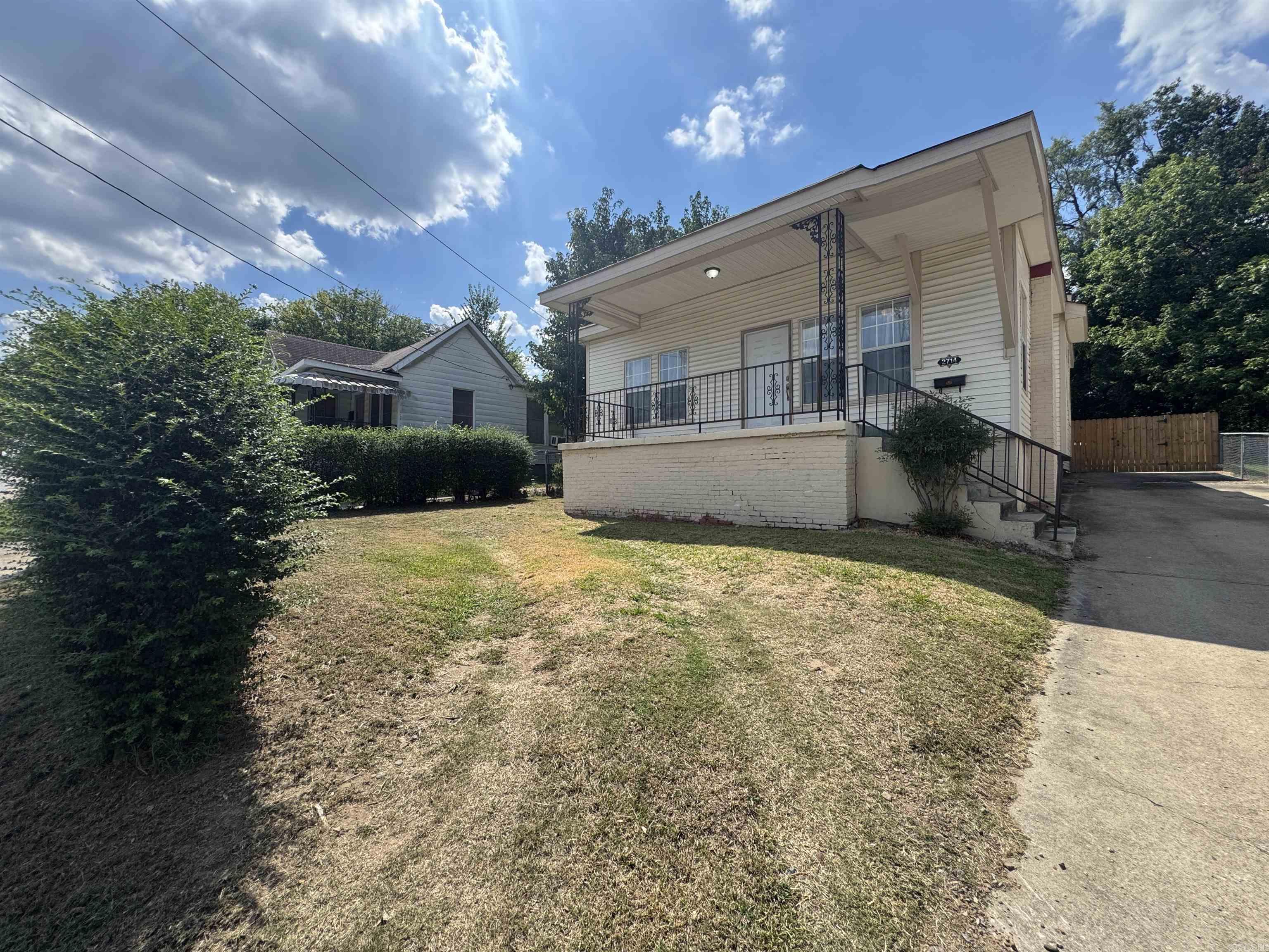 2714 S Spring Street Property Photo 3