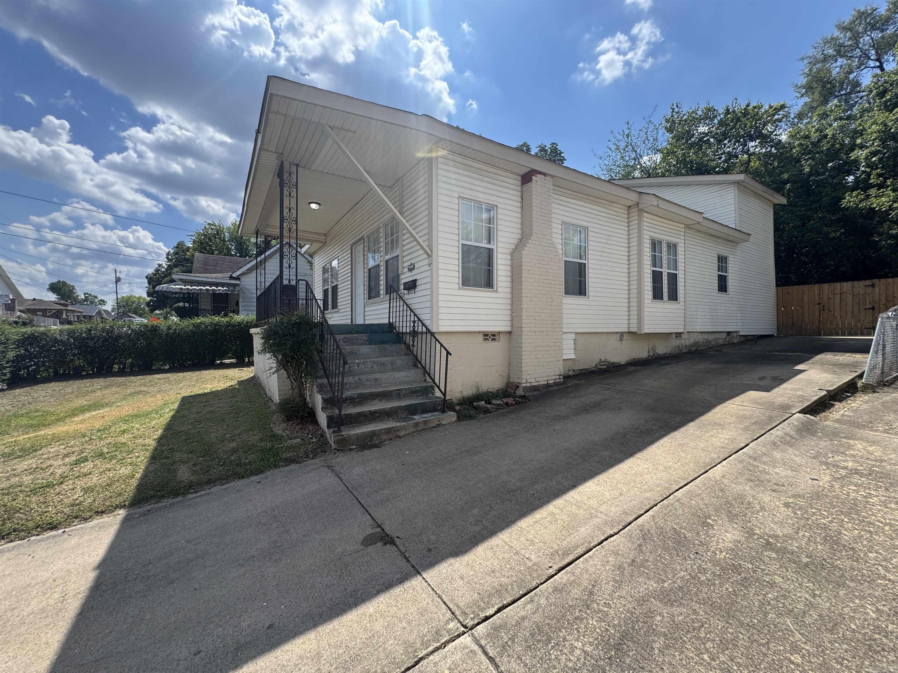 2714 S Spring Street Property Photo 5