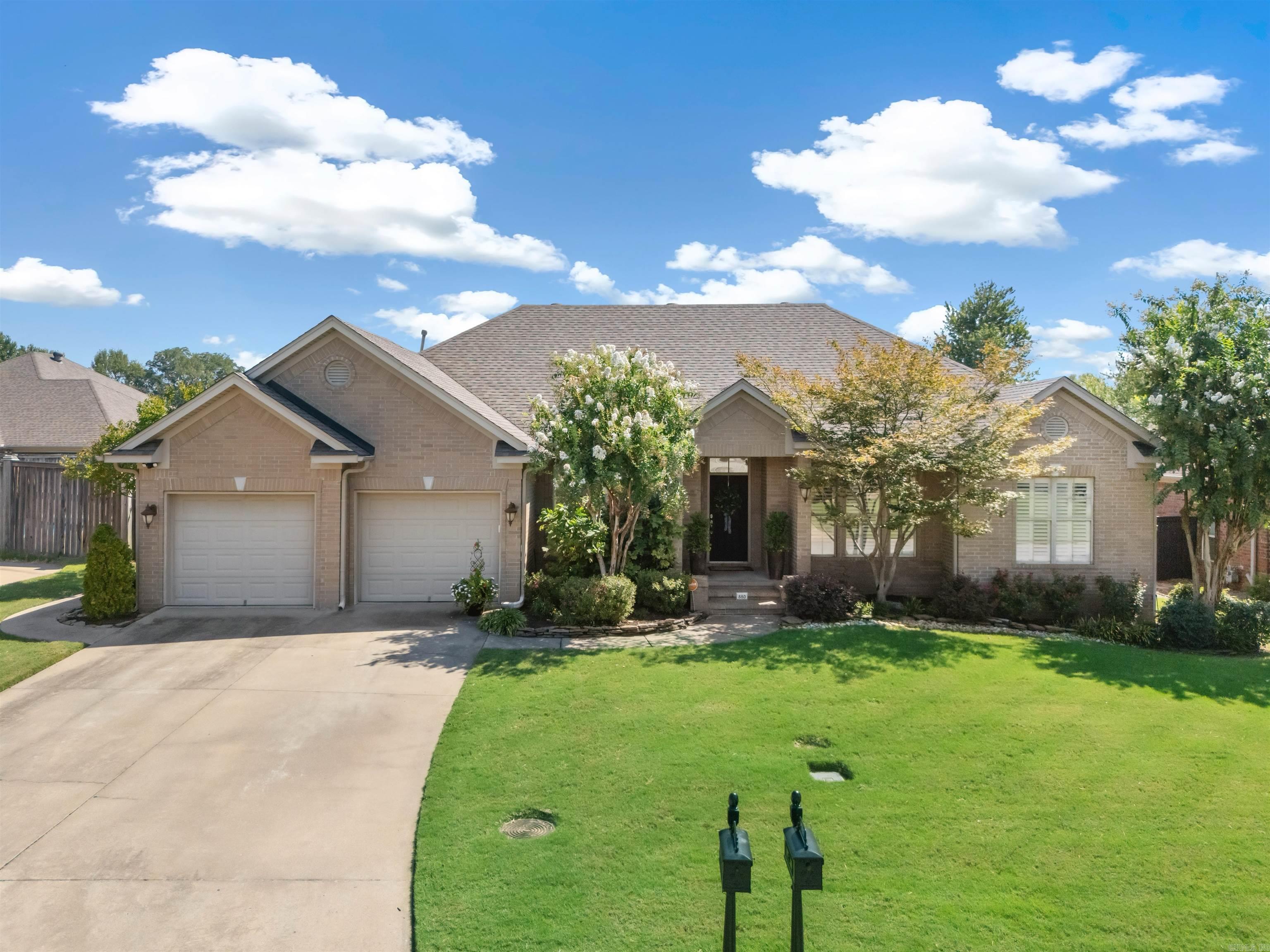 880 Nottingham Drive Property Photo 1