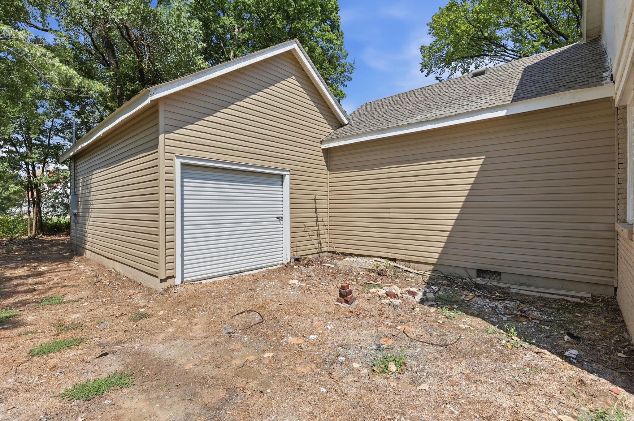 2307 E 2nd Street Property Photo 4