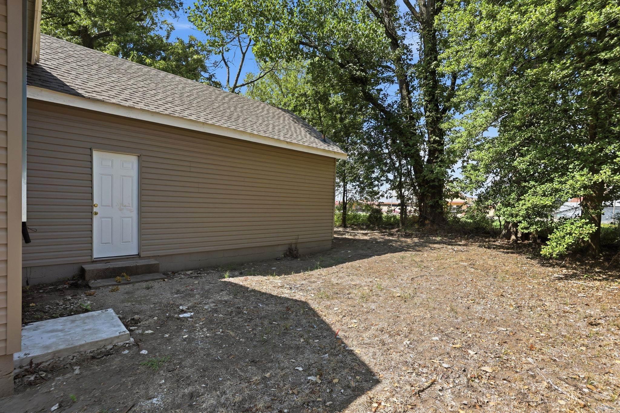 2307 E 2nd Street Property Photo 5