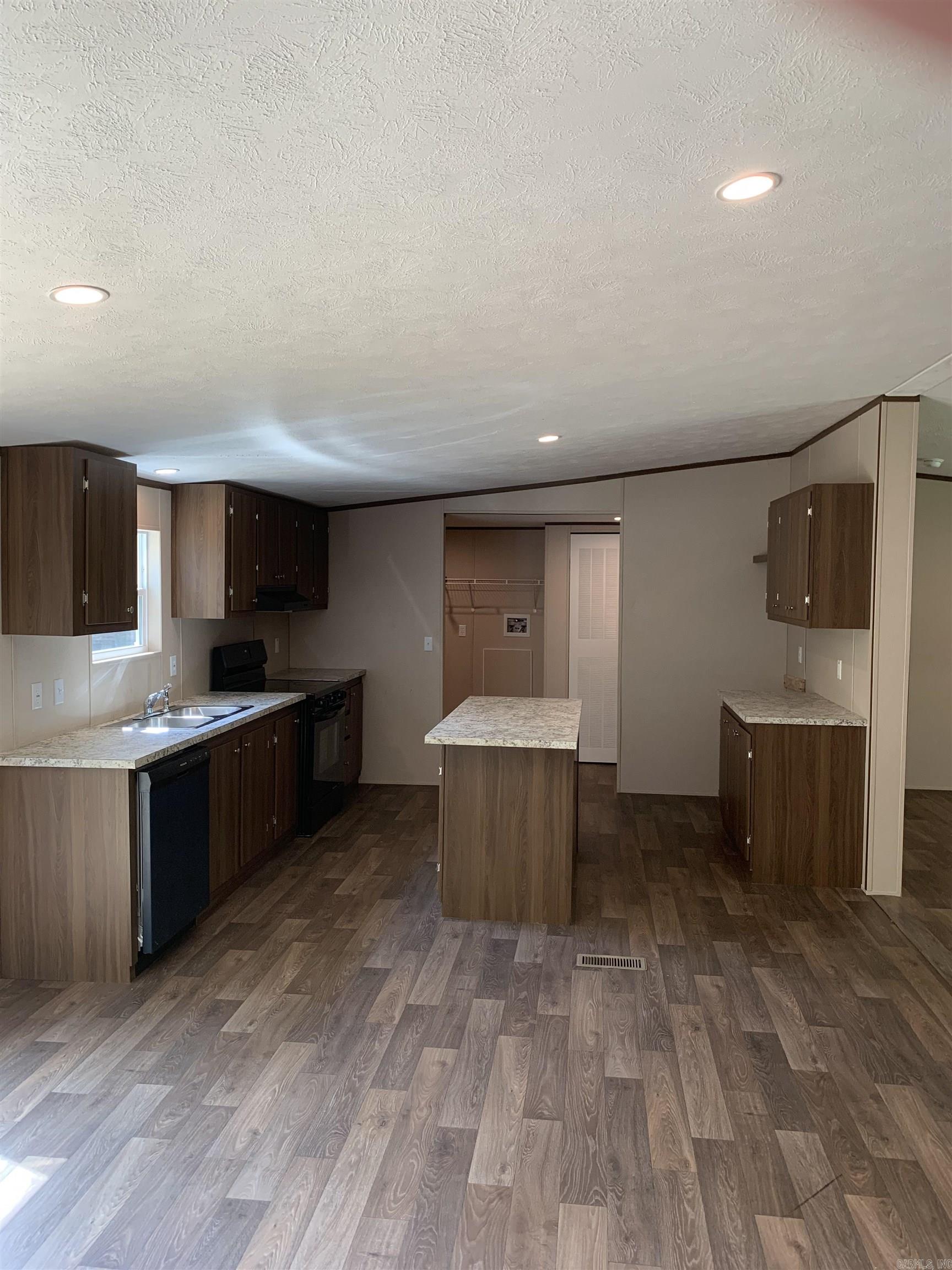 1005 S Bradley Street Property Photo 6