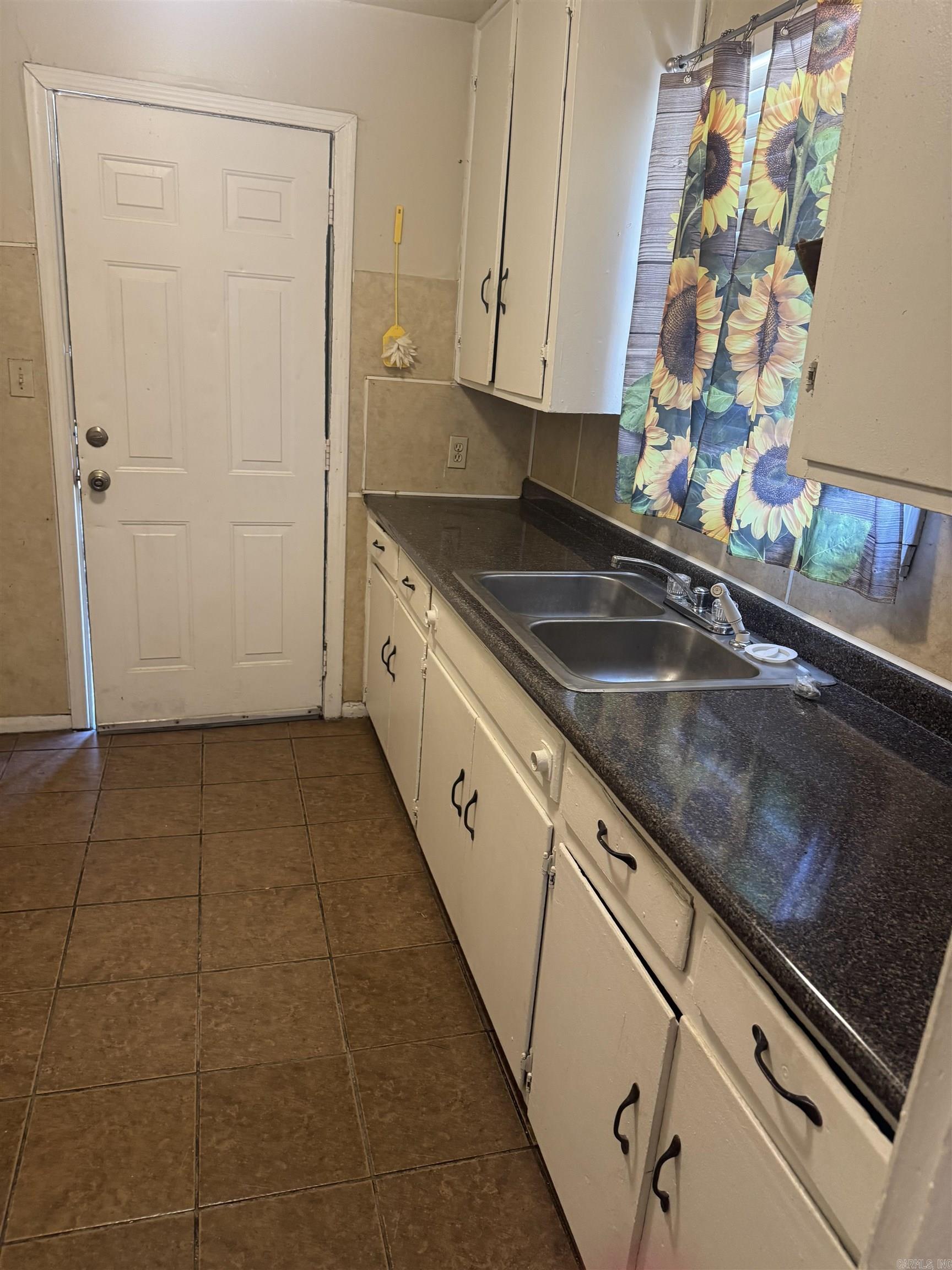 2 W Malcomb Street Property Photo 2