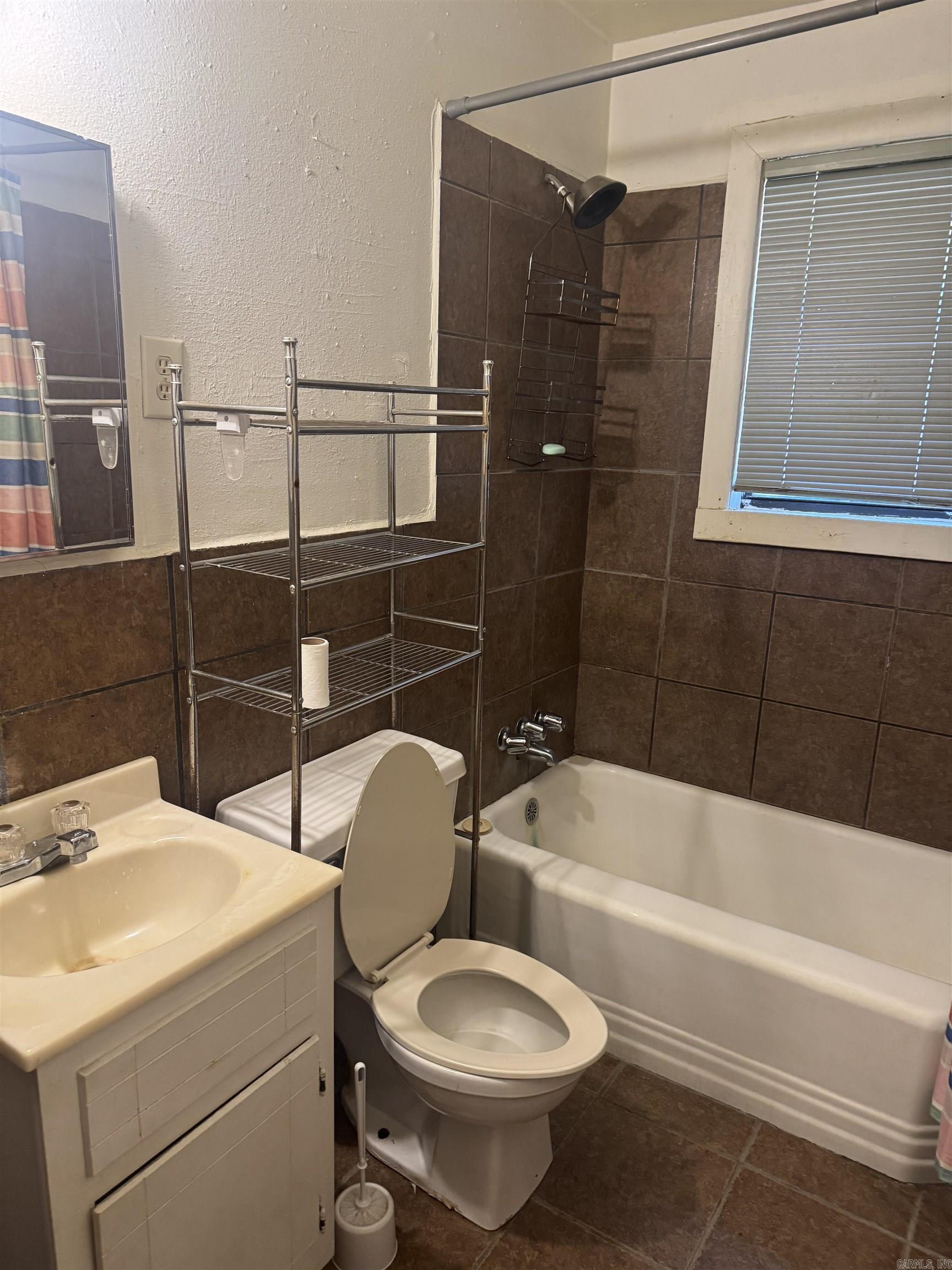2 W Malcomb Street Property Photo 5