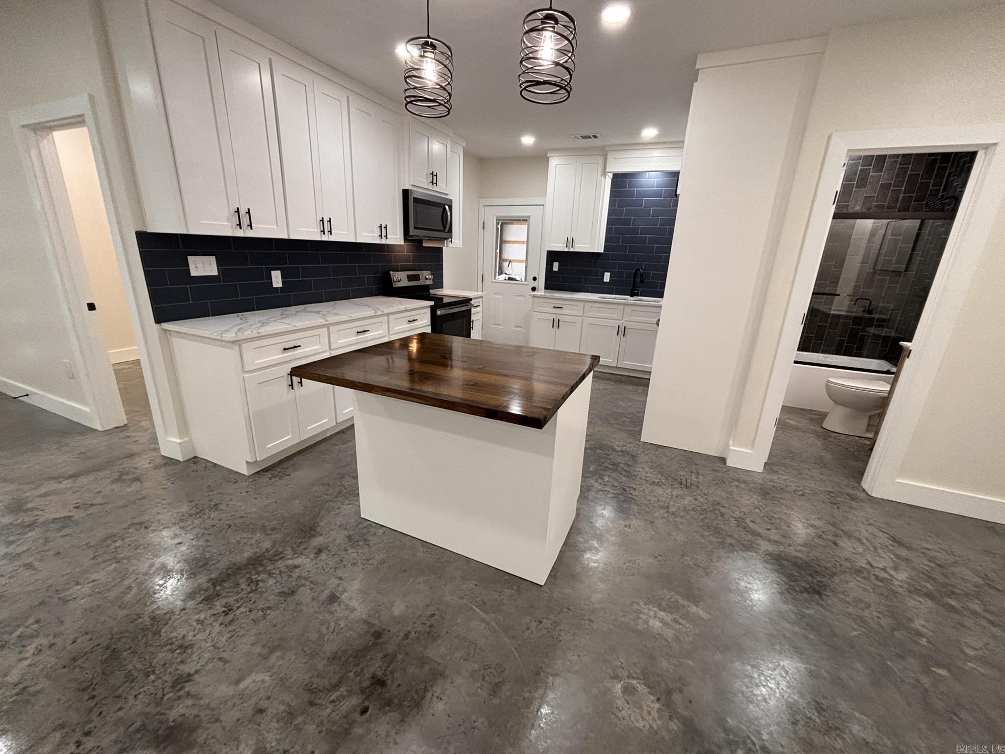 6 Vince Ln Property Photo 8