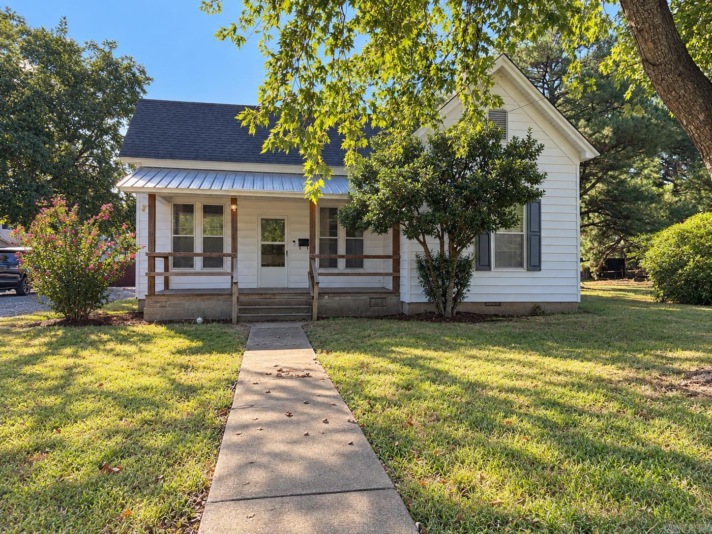 1001 N College Street Property Photo 1