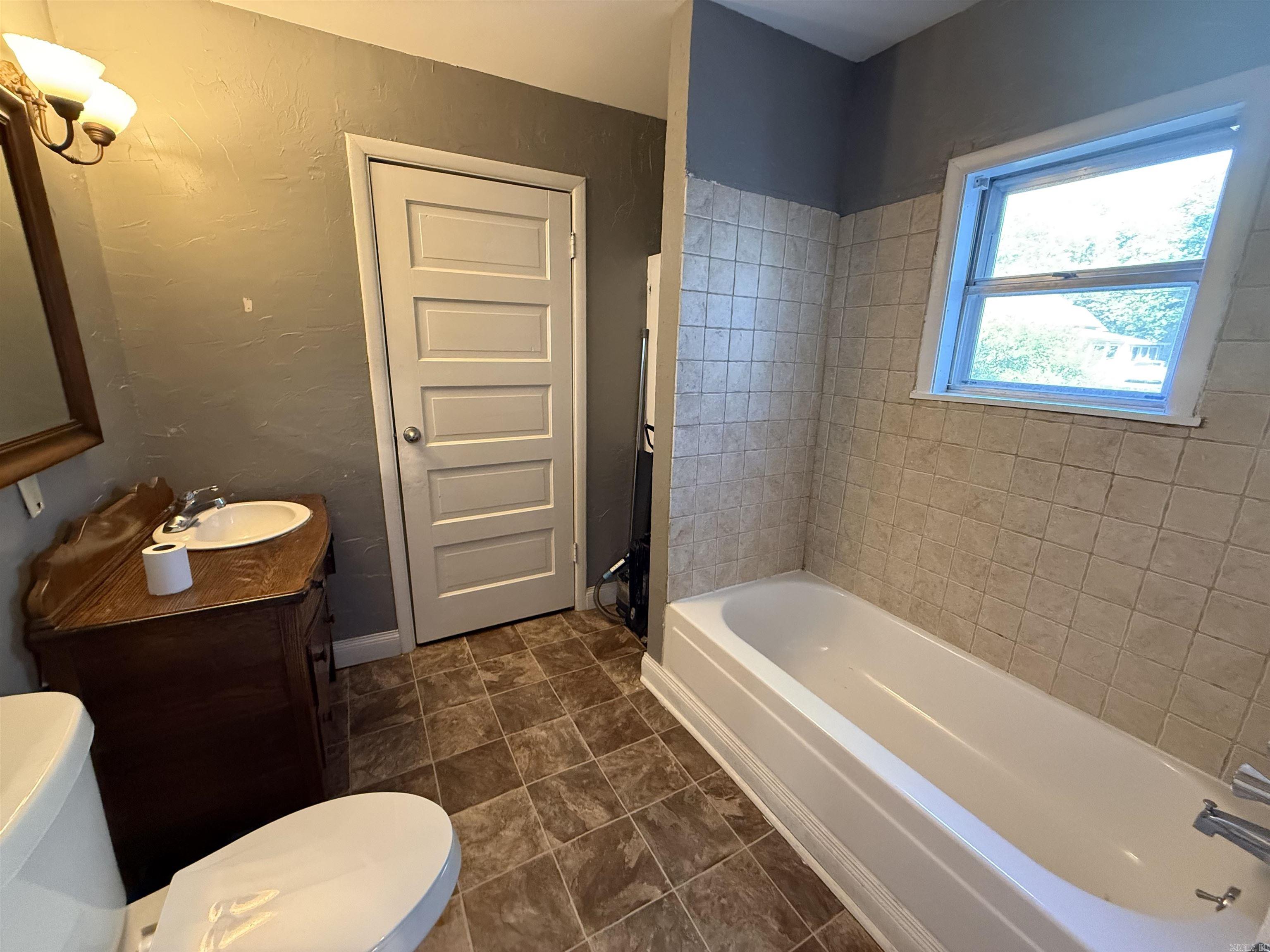 1001 N College Street Property Photo 8