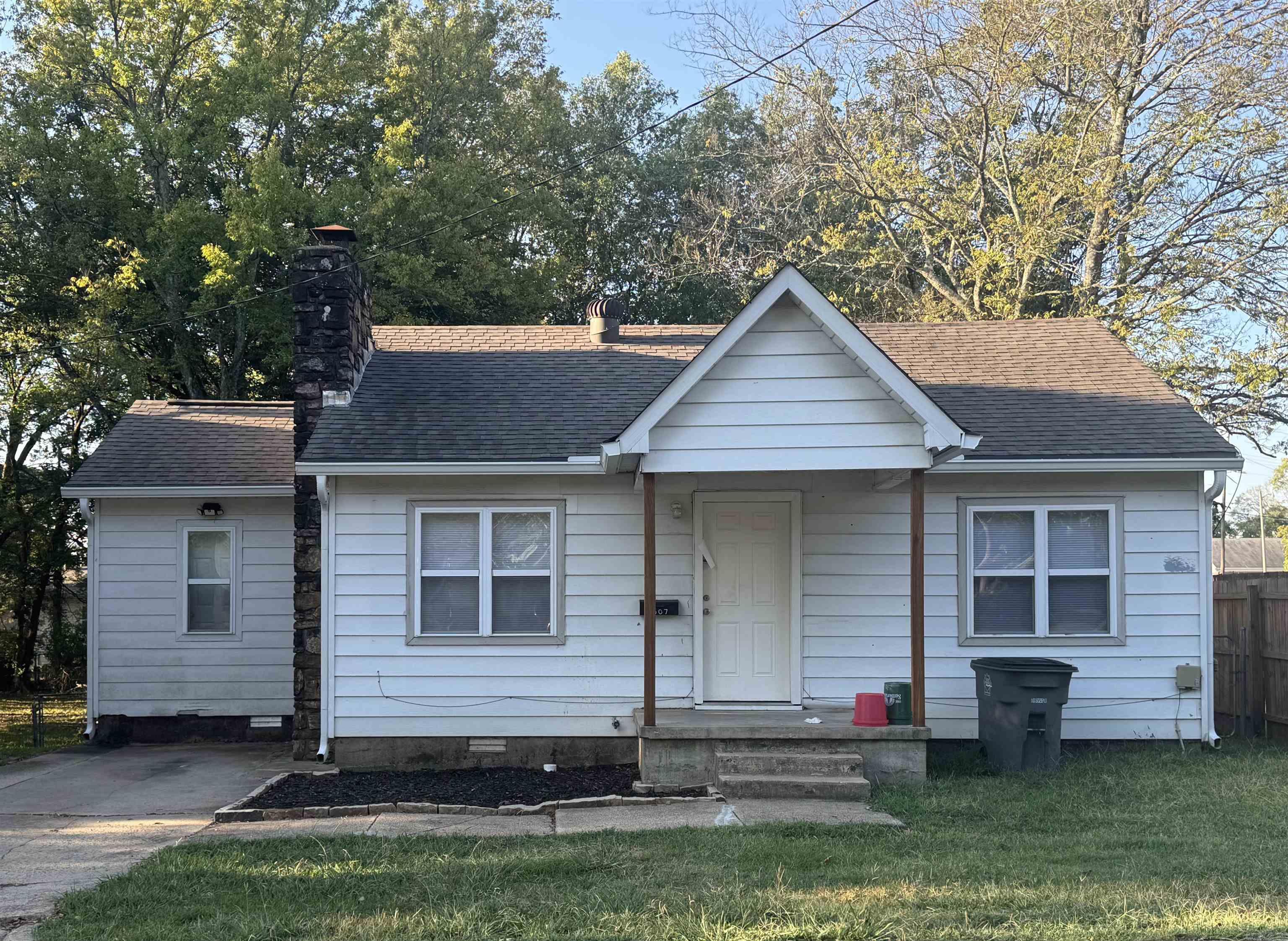 1607 St Louis Property Photo 4