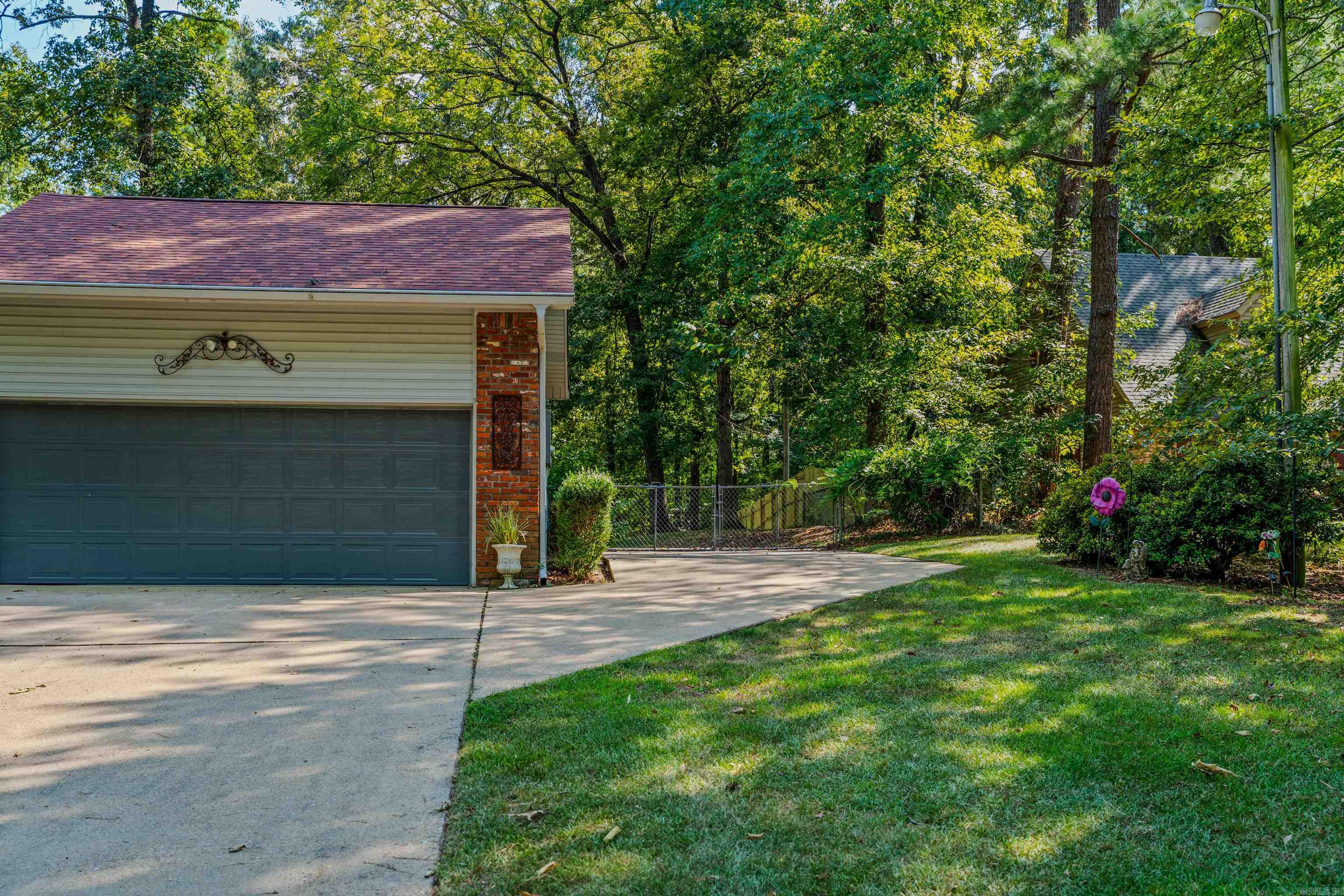 8901 Dawn Drive Property Photo 7