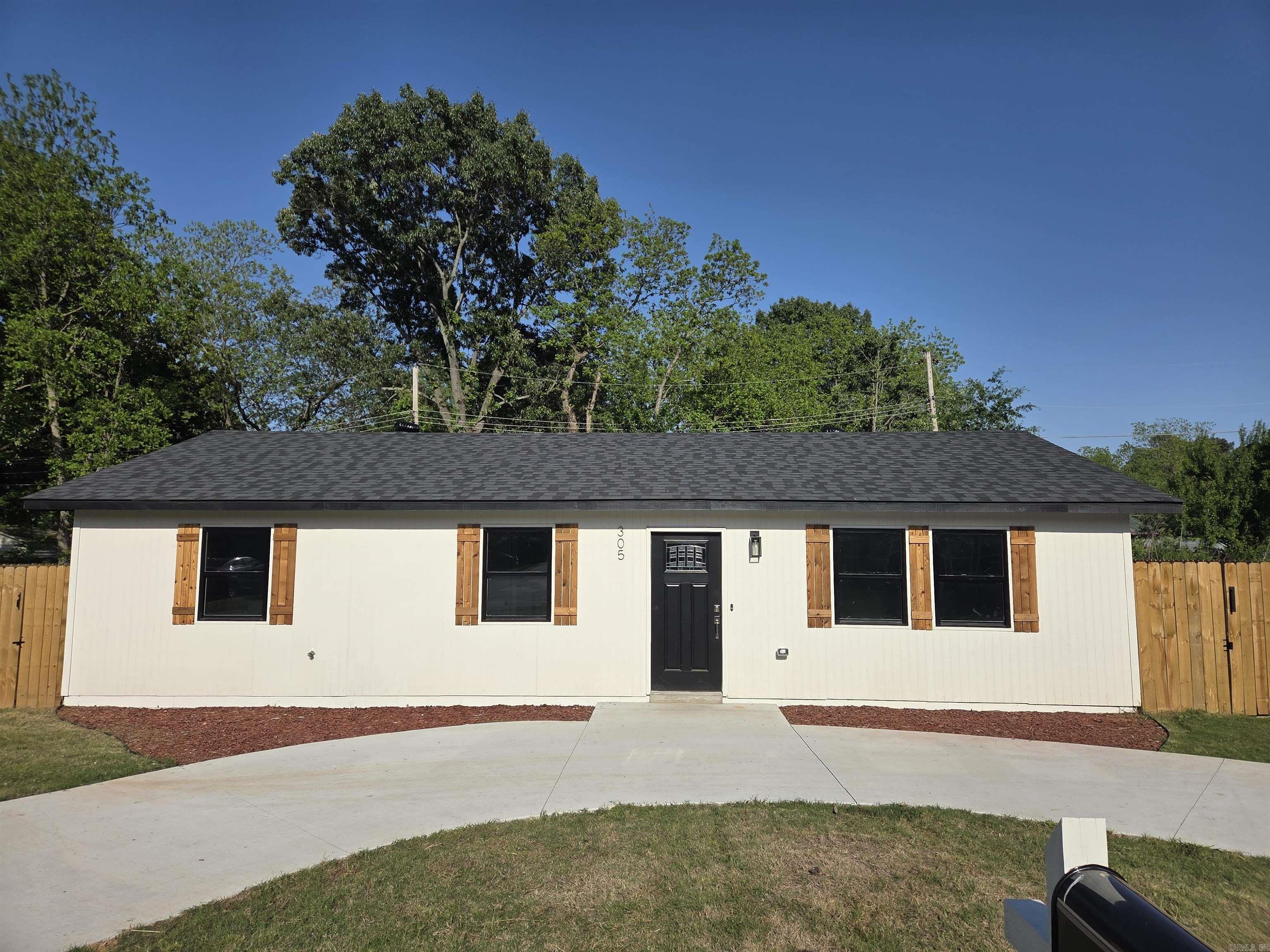 305 Thomas Circle Property Photo 2