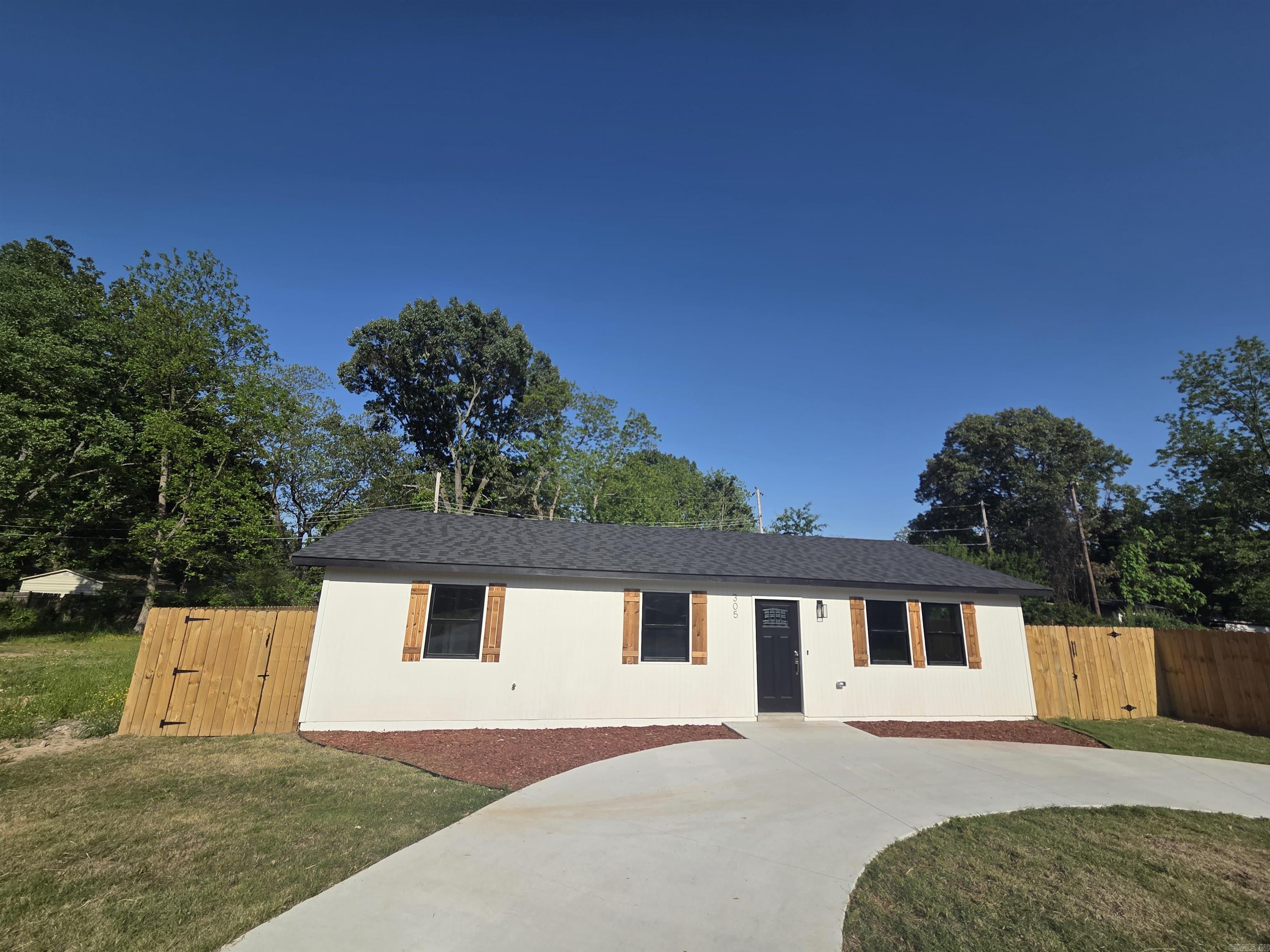305 Thomas Circle Property Photo 3
