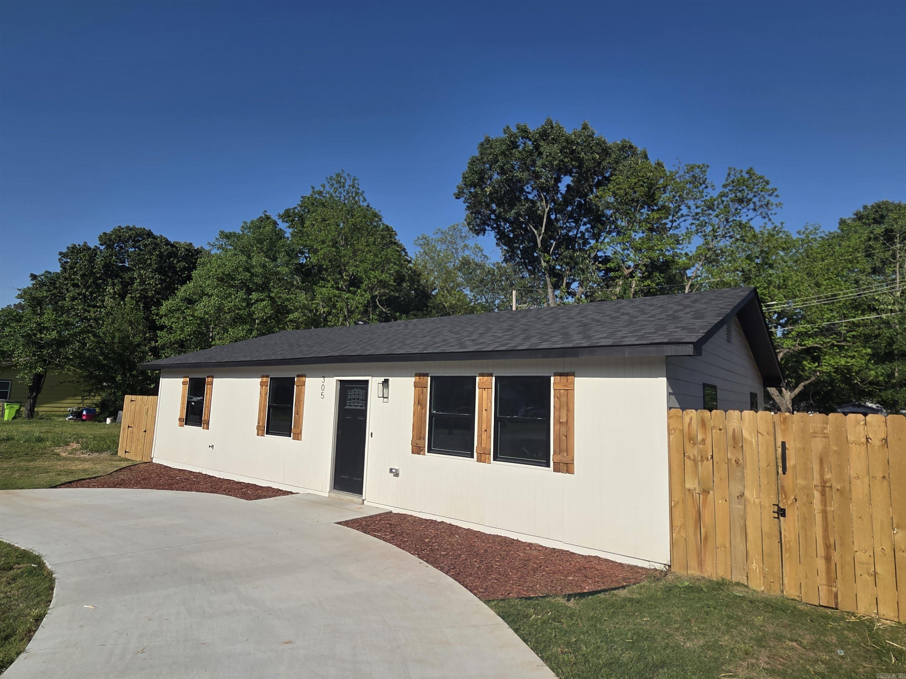 305 Thomas Circle Property Photo 4
