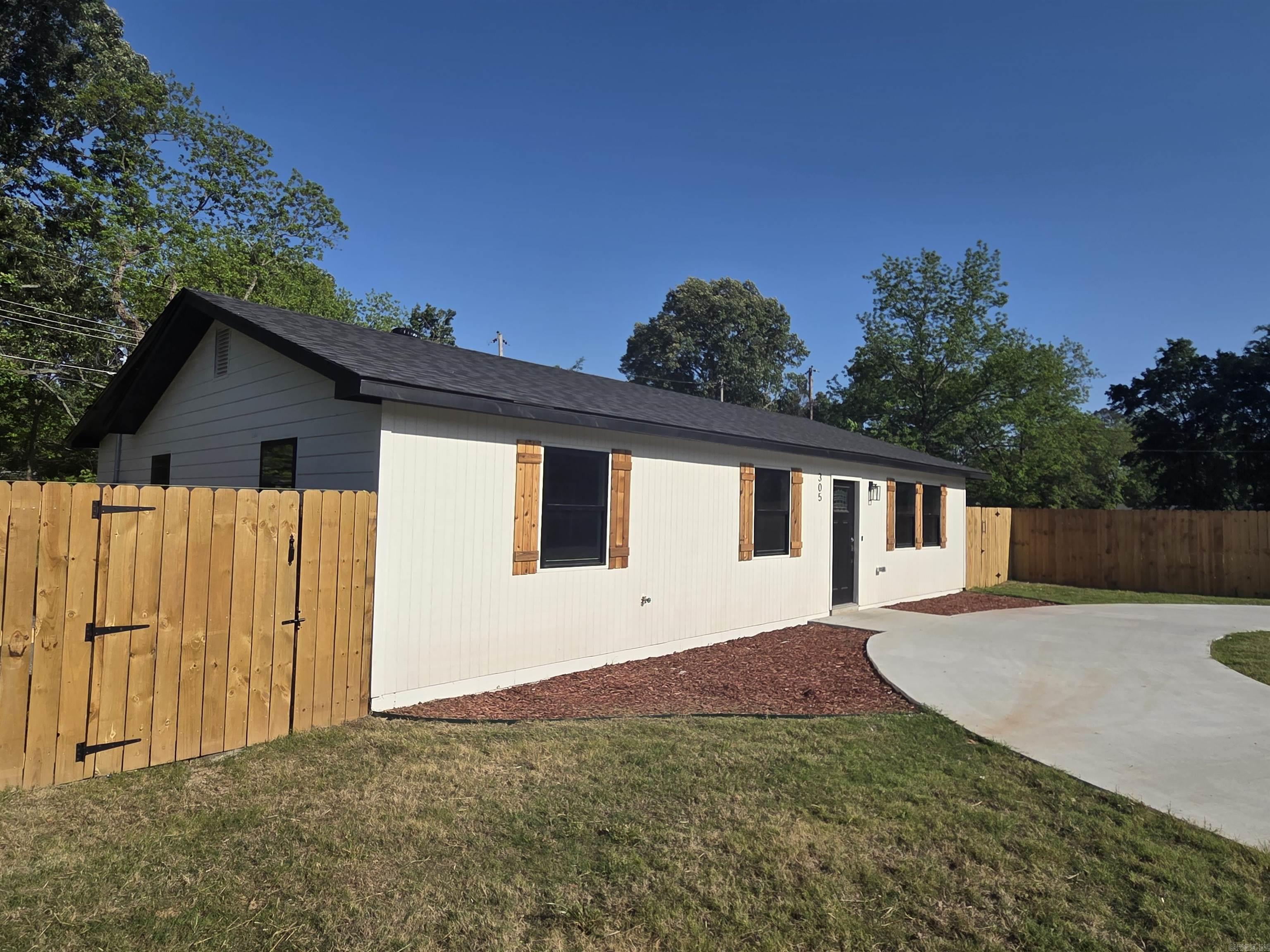 305 Thomas Circle Property Photo 5