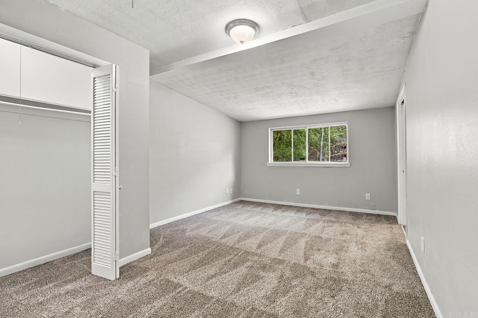 84 W Windsor Drive Property Photo 9