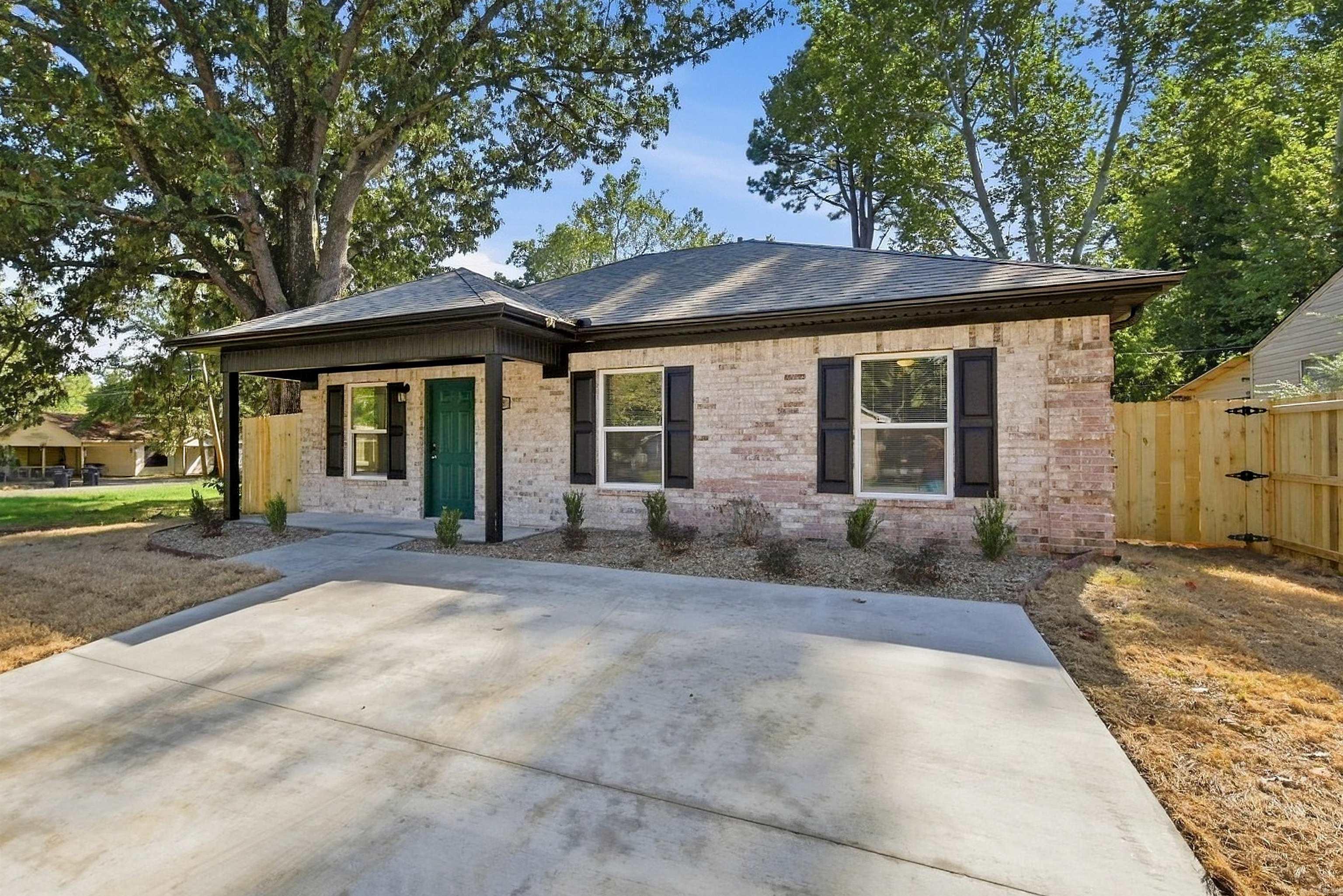 195 Roosevelt Road Property Photo 3