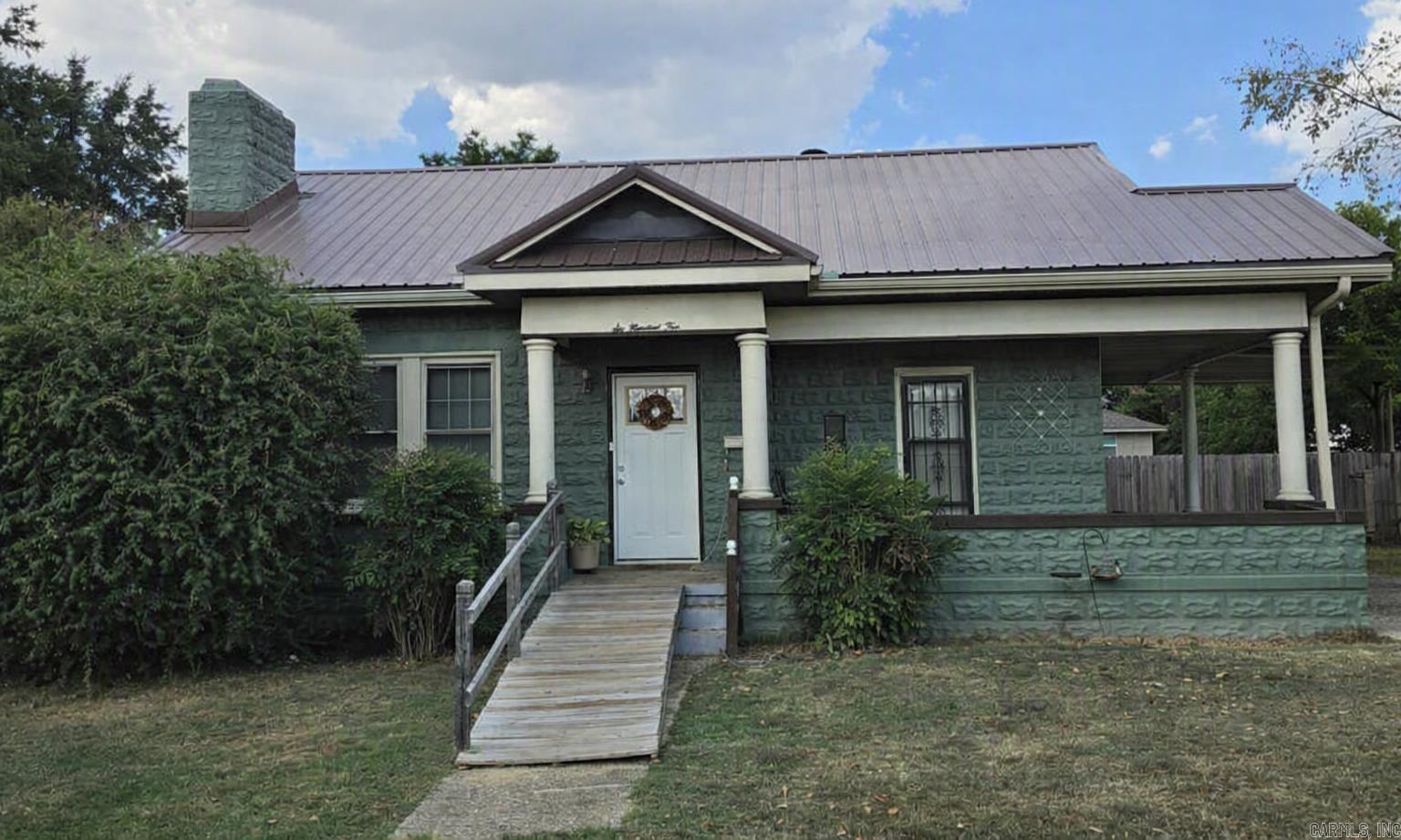 604 Jackson Ave Property Photo 1