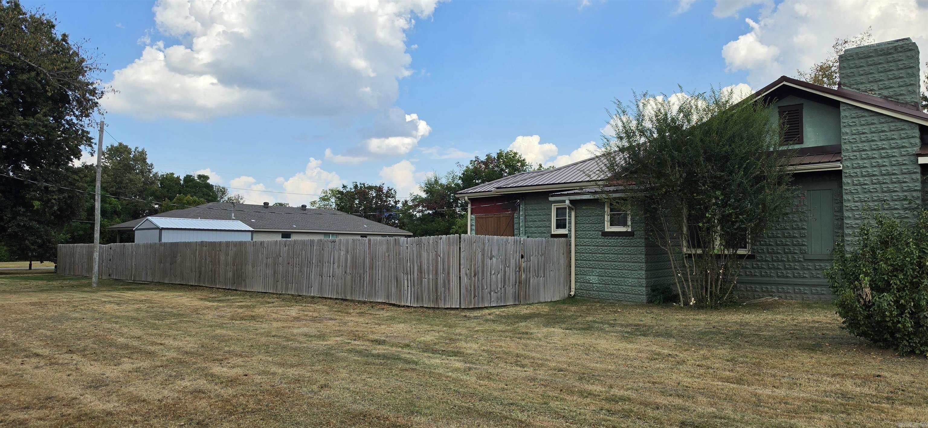 604 Jackson Ave Property Photo 4