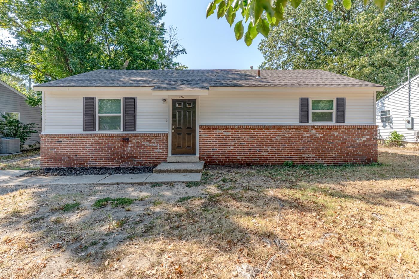 3207 Fairview Dr Property Photo 1