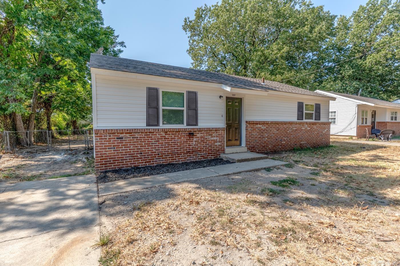 3207 Fairview Dr Property Photo 2