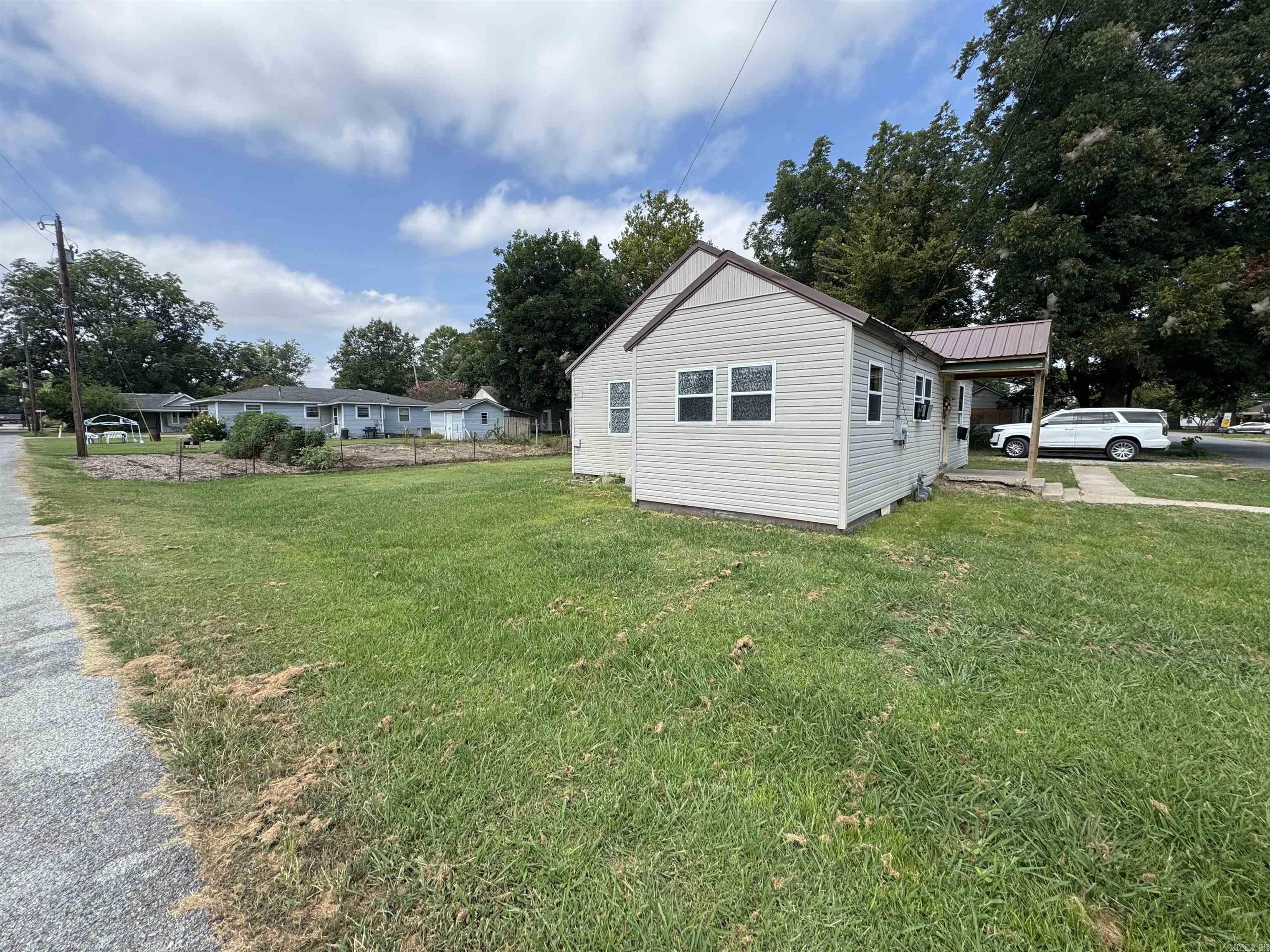 487 S Garfield Avenue Property Photo 4