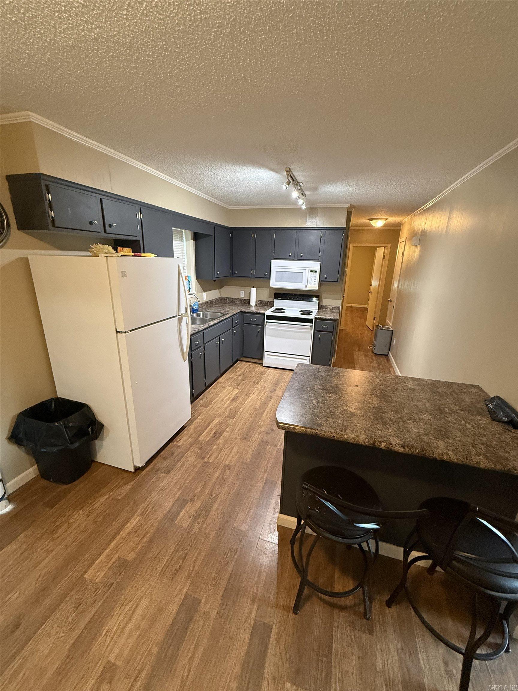 105 E Moore St Property Photo 6