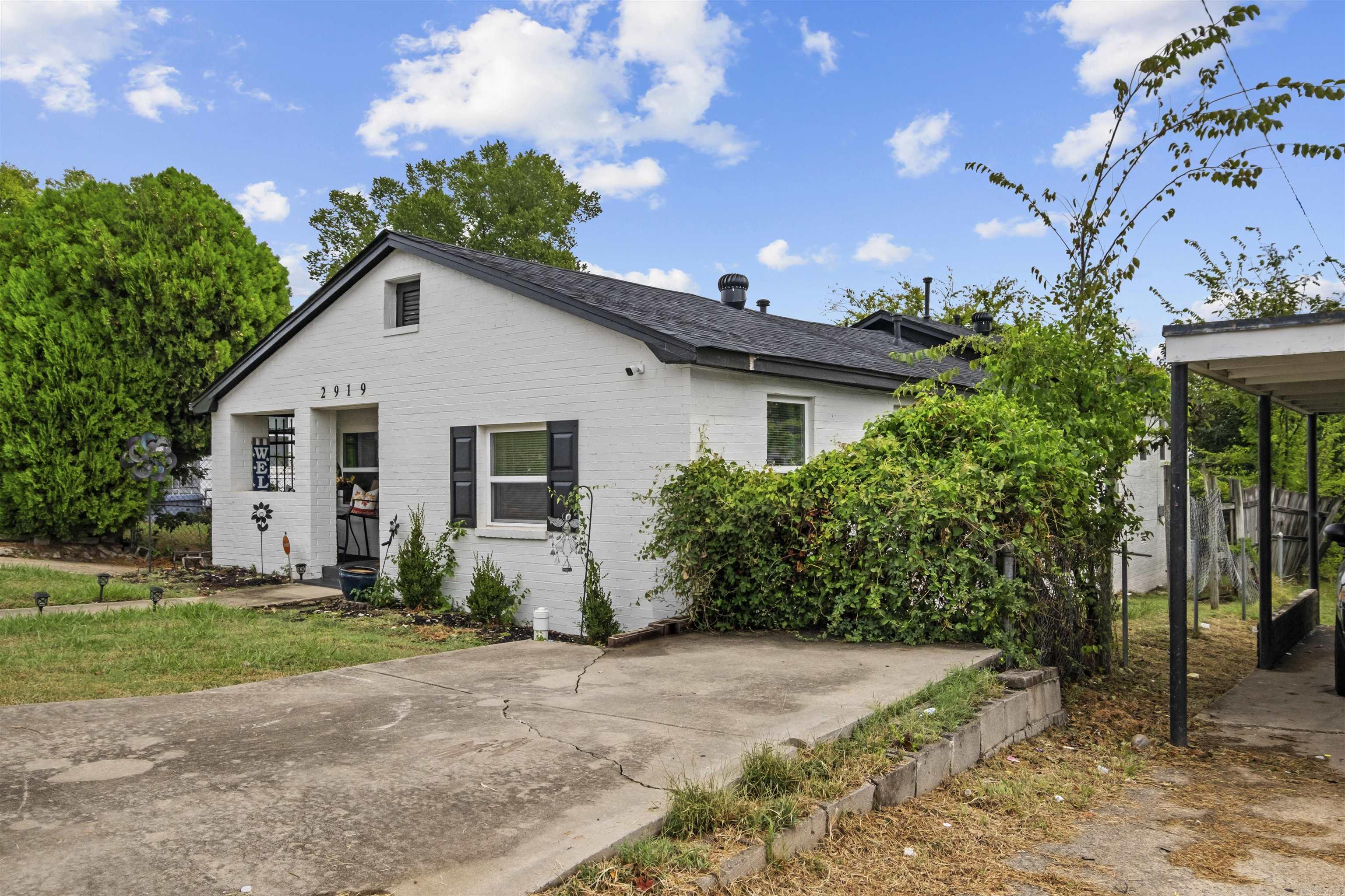 2919 S Spring Street Property Photo 2